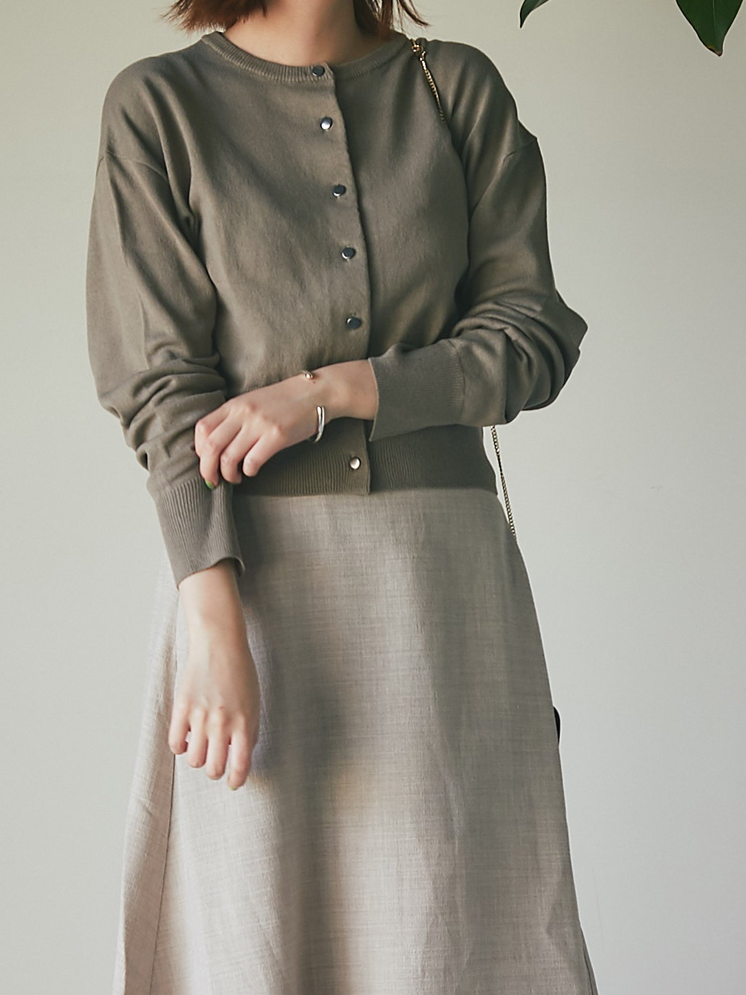 【SALE／40%OFF】un dix cors 【サラッとした着心地 】麻タッチメタル釦クルーネックカーディガン アンディコール トップス ニット カーキグリーン パープル グレーのサムネイル