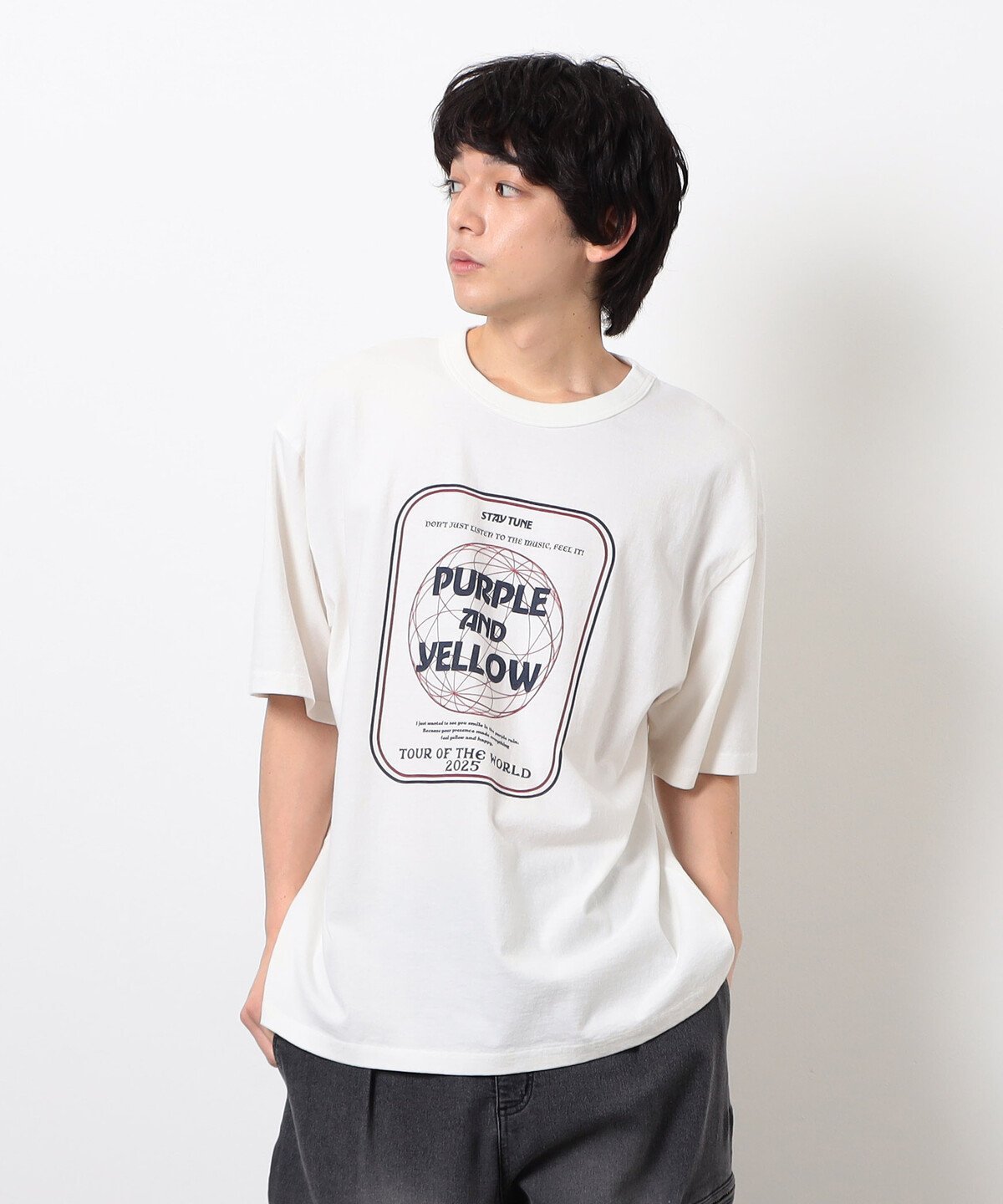 Purple&Yellow フロスト加工ツアー風プリント半袖Tシャツ コムサイズム トップス カットソー・Tシャツ ブラック グレー パープル オレンジ ホワイト