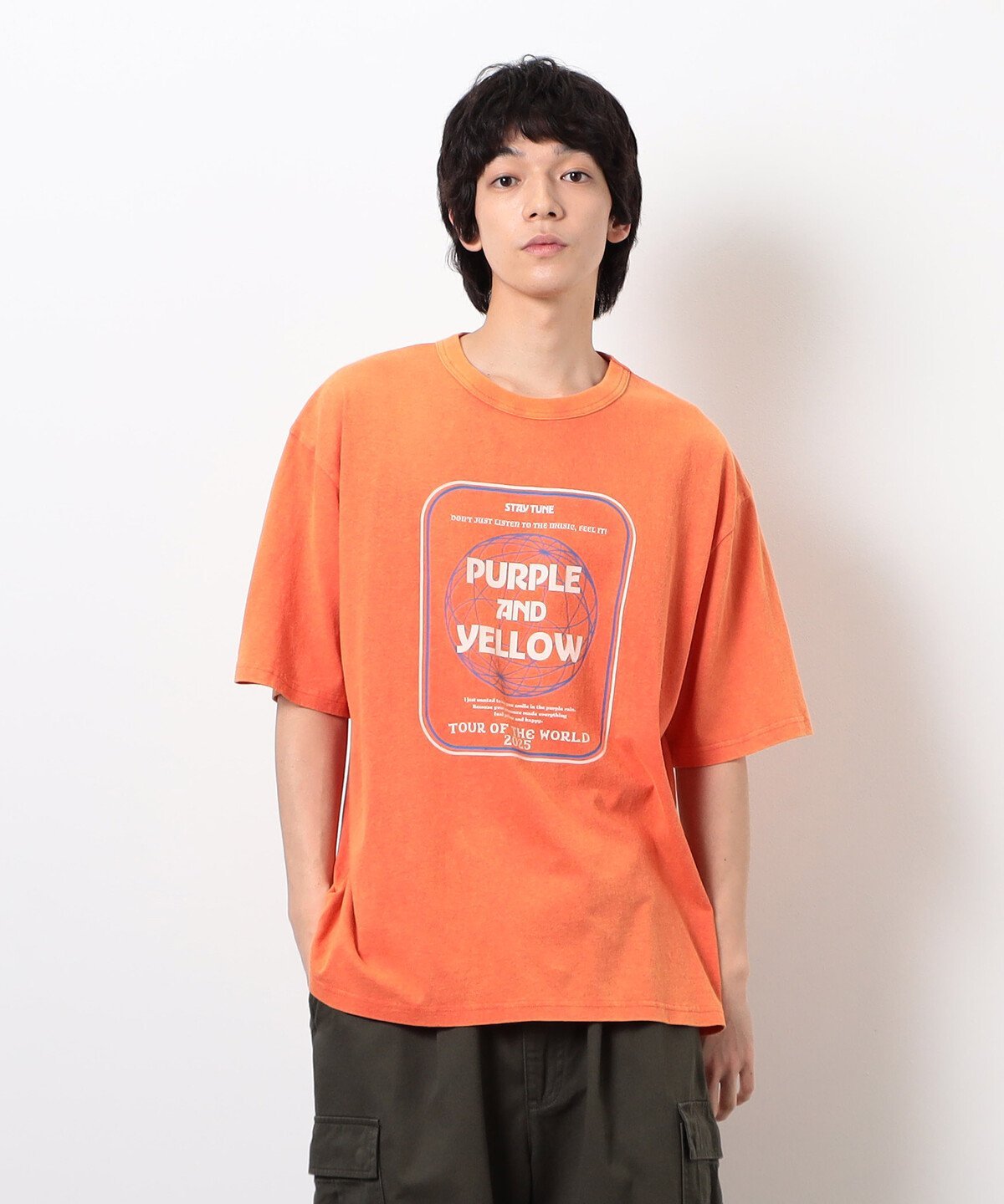 Purple&Yellow フロスト加工ツアー風プリント半袖Tシャツ コムサイズム トップス カットソー・Tシャツ ブラック グレー パープル オレンジ ホワイト