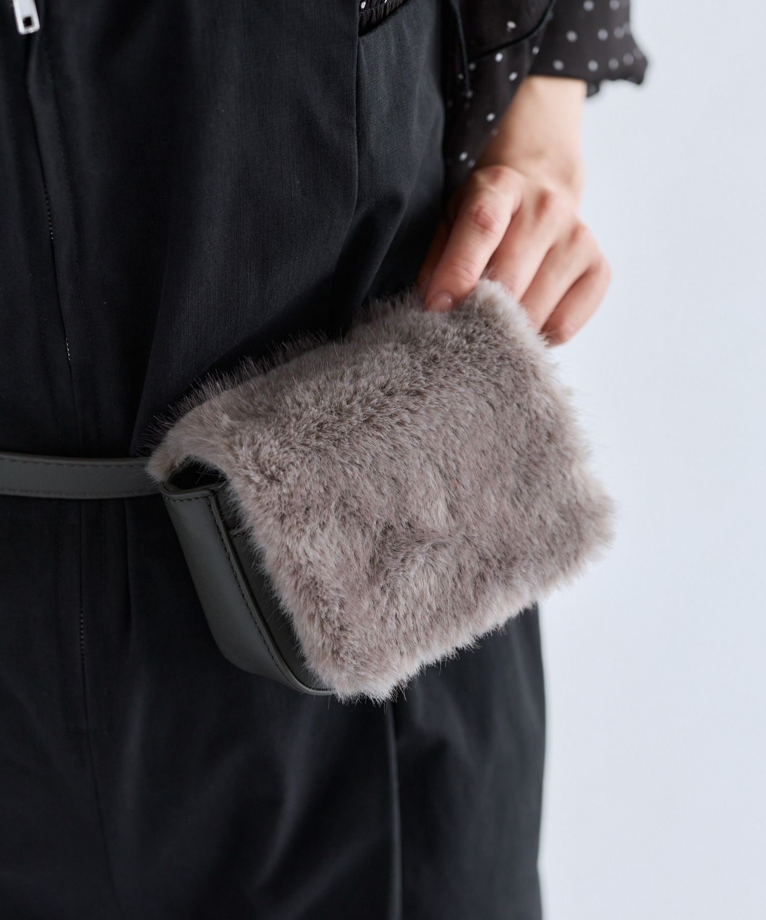 mysty woman（ミスティウーマン）【LE VERNIS】Wallet Bagーーーマルチに使えるトレンドのミニバッグ。ファー素材のフラップでコーディネートを華やかに演出。■point・LE VERNISセレクトアイテム・リアルファーのような質感を再現したエコファーフラップ・本体はなめらかなスムースPUのポーチ付きのベルトをデザイン・程よく厚みのあるポーチは型崩れしにくく、出し入れもしやすい・ポーチとベルトは取り外しが可能で、付属のチェーンに付け替えるとショルダータイプにもーーー■stylingリップやイヤホン、鍵など小物をスマートに収納しながら、スタイリングのアクセントとしても活躍するアイテム。ウエストにつけるだけでスタイルアップ効果も◎ワンピースに斜め掛けショルダーとして合わせるのもおすすめ！型番：729259-12-09 SD7967【採寸】F(09)高さ9.5 幅13 マチ4 ショルダー (ベルト)幅1.5 (ベルト)全長105商品のサイズについて【商品詳細】素材：アクリル 合成皮革サイズ：F※画面上と実物では多少色具合が異なって見える場合もございます。ご了承ください。商品のカラーについてmysty woman（ミスティウーマン）【LE VERNIS】Wallet Bagーーーマルチに使えるトレンドのミニバッグ。ファー素材のフラップでコーディネートを華やかに演出。■point・LE VERNISセレクトアイテム・リアルファーのような質感を再現したエコファーフラップ・本体はなめらかなスムースPUのポーチ付きのベルトをデザイン・程よく厚みのあるポーチは型崩れしにくく、出し入れもしやすい・ポーチとベルトは取り外しが可能で、付属のチェーンに付け替えるとショルダータイプにもーーー■stylingリップやイヤホン、鍵など小物をスマートに収納しながら、スタイリングのアクセントとしても活躍するアイテム。ウエストにつけるだけでスタイルアップ効果も◎ワンピースに斜め掛けショルダーとして合わせるのもおすすめ！型番：729259-12-09 SD7967【採寸】F(09)高さ9.5 幅13 マチ4 ショルダー (ベルト)幅1.5 (ベルト)全長105商品のサイズについて【商品詳細】素材：アクリル 合成皮革サイズ：F※画面上と実物では多少色具合が異なって見える場合もございます。ご了承ください。商品のカラーについて