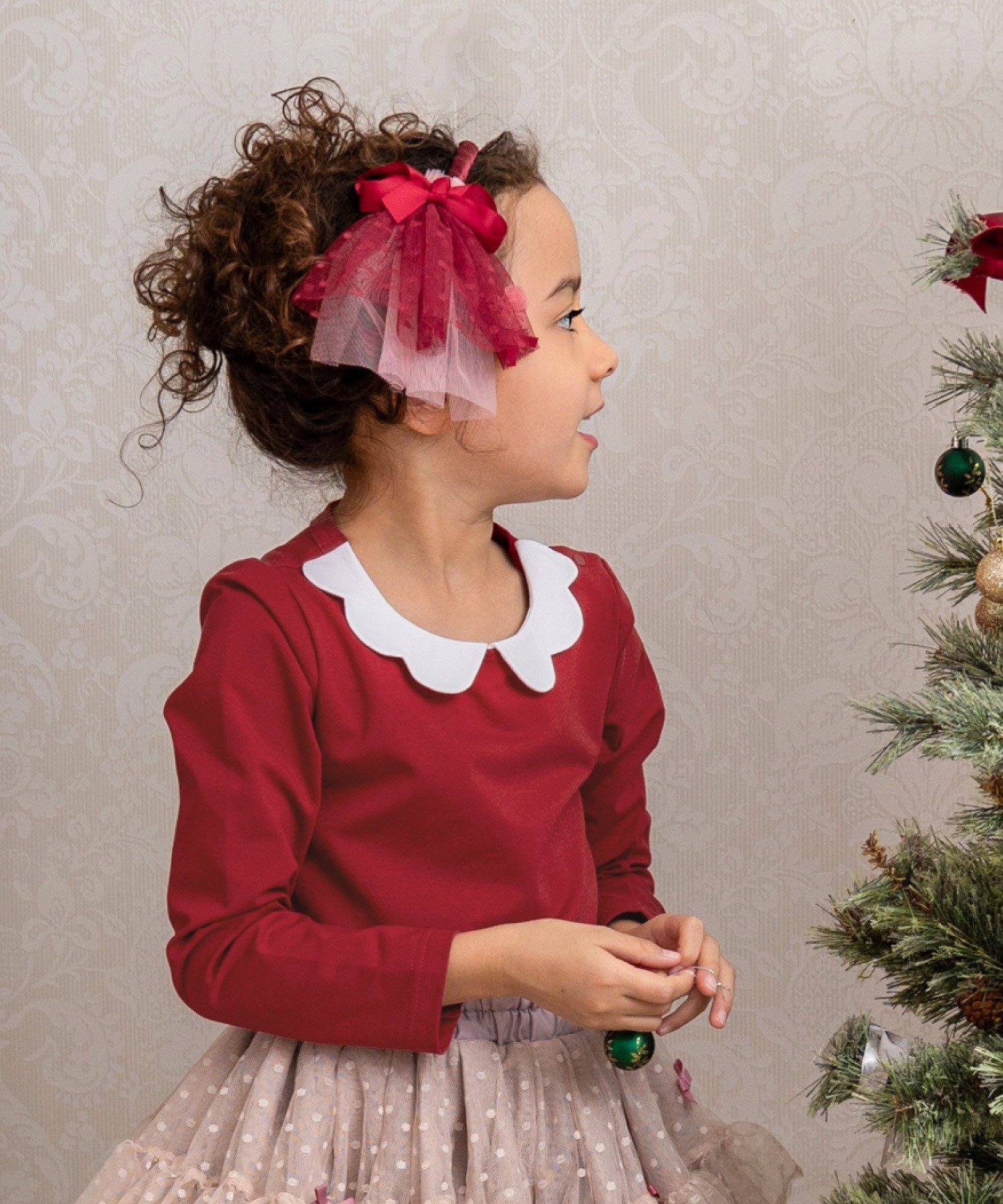 panpantutu（パンパンチュチュ）エンジェルカラートップス(長袖)(80-130cm)天使の羽が包みこんでくれる、丸えりの長袖トップスドレッシーで深みのある紺色にまっしろなホワイトのえりが、エレガントな印象にしてくれます。ふんわりとした天使の羽が、えりをデコレーション。オールシーズン対応の長袖なのでお子さまのお気に入りの一着に…カジュアルなストレッチ素材ですが、えり付きでフォーマルとして着用できます。ブルマやチュチュを合わせておすましコーデの完成です。※80?130サイズ片側ホック仕様となります。※襟は肩に縫い付けになっております。羽織を着用される場合は襟が出ない仕様です。型番：1198-3200-73-8 NM5970【採寸】サイズ着丈身巾袖丈80cm33.5cm27.5cm26.5cm90cm37cm29cm30.5cm100cm39cm30.5cm35cm110cm41.5cm32cm38.5cm120cm45cm33cm42cm130cm46.5cm35cm46cm140cm49.5cm37cm49.5cm150cm52cm38cm53.5cm商品のサイズについて【商品詳細】中国素材：本体:コットン95%　ポリウレタン5%　付属:コットン100%サイズ：80、90、100、110、120、130手洗い可※画面上と実物では多少色具合が異なって見える場合もございます。ご了承ください。商品のカラーについてpanpantutu（パンパンチュチュ）エンジェルカラートップス(長袖)(80-130cm)天使の羽が包みこんでくれる、丸えりの長袖トップスドレッシーで深みのある紺色にまっしろなホワイトのえりが、エレガントな印象にしてくれます。ふんわりとした天使の羽が、えりをデコレーション。オールシーズン対応の長袖なのでお子さまのお気に入りの一着に…カジュアルなストレッチ素材ですが、えり付きでフォーマルとして着用できます。ブルマやチュチュを合わせておすましコーデの完成です。※80?130サイズ片側ホック仕様となります。※襟は肩に縫い付けになっております。羽織を着用される場合は襟が出ない仕様です。型番：1198-3200-73-8 NM5970【採寸】サイズ着丈身巾袖丈80cm33.5cm27.5cm26.5cm90cm37cm29cm30.5cm100cm39cm30.5cm35cm110cm41.5cm32cm38.5cm120cm45cm33cm42cm130cm46.5cm35cm46cm140cm49.5cm37cm49.5cm150cm52cm38cm53.5cm商品のサイズについて【商品詳細】中国素材：本体:コットン95%　ポリウレタン5%　付属:コットン100%サイズ：80、90、100、110、120、130手洗い可※画面上と実物では多少色具合が異なって見える場合もございます。ご了承ください。商品のカラーについて