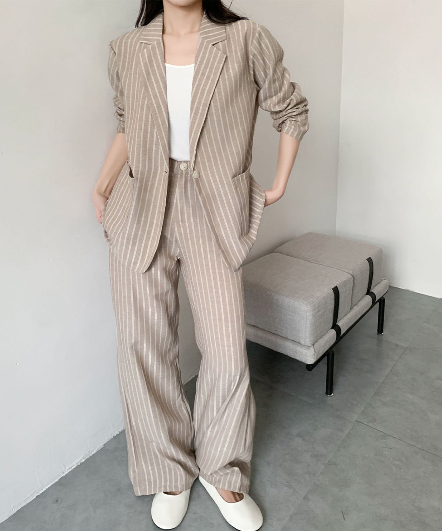 RIVER FIELD & Co.（リバーフィールド アンド コー）セットアップ ストライプテーラードジャケット セミワイドパンツ 上下セット清涼感のあるストライプ柄が爽やかな印象を与える、ジャケットとパンツのセットアップ。ジャケットはテーラードデザインのロング丈で、きちんと感がありながらも縦ラインを強調し、スタイルアップ効果を演出します。パンツはリラクシーなワイドシルエットで、抜け感のあるバランスに。セットでの着用はもちろん、単品使いでも着回ししやすく、デイリーからお出かけまで幅広く活躍するアイテムです。詳細情報厚み：■薄手　□普通　□厚手透け感：■なし　□あり（薄色のみややあり）光沢感：■なし　□あり伸縮性：■なし　□あり（パンツ後ろウエストのみあり）裏地：■なし　□ありカラー展開アイボリー、ベージュ、ブルー、カーキインフォメーション【商品のお気に入り登録】再入荷通知やラスト1点の通知、セール情報を受け取ることができます。【ショップのお気に入り登録】新商品や再入荷、お得な情報などを受け取ることができます。※商品画像は撮影時の光や角度、お使いのモニター環境により実物の色味と異なって見える場合がございます。※記載のサイズは実寸サイズとなります。採寸箇所により、差が生じる場合がございます。※通販の特性上、発送上の状態によって商品にシワがついている場合がございます。※着用、お取り扱いの際は、商品に付いている品質表示とアテンションタグを必ずご確認ください。型番：lw-to-bfa-8701-111-300 RT1976【採寸】ジャケット着丈 72cm / 肩巾 45cm / バスト 108cm / 袖丈 59cmパンツ総丈 105cm / ウエスト 64ー90cm / ヒップ 102cm / 股下 76cm商品のサイズについて【商品詳細】中国素材：ポリエステル100%サイズ：FREE(300)※画面上と実物では多少色具合が異なって見える場合もございます。ご了承ください。商品のカラーについてRIVER FIELD & Co.（リバーフィールド アンド コー）セットアップ ストライプテーラードジャケット セミワイドパンツ 上下セット清涼感のあるストライプ柄が爽やかな印象を与える、ジャケットとパンツのセットアップ。ジャケットはテーラードデザインのロング丈で、きちんと感がありながらも縦ラインを強調し、スタイルアップ効果を演出します。パンツはリラクシーなワイドシルエットで、抜け感のあるバランスに。セットでの着用はもちろん、単品使いでも着回ししやすく、デイリーからお出かけまで幅広く活躍するアイテムです。詳細情報厚み：■薄手　□普通　□厚手透け感：■なし　□あり（薄色のみややあり）光沢感：■なし　□あり伸縮性：■なし　□あり（パンツ後ろウエストのみあり）裏地：■なし　□ありカラー展開アイボリー、ベージュ、ブルー、カーキインフォメーション【商品のお気に入り登録】再入荷通知やラスト1点の通知、セール情報を受け取ることができます。【ショップのお気に入り登録】新商品や再入荷、お得な情報などを受け取ることができます。※商品画像は撮影時の光や角度、お使いのモニター環境により実物の色味と異なって見える場合がございます。※記載のサイズは実寸サイズとなります。採寸箇所により、差が生じる場合がございます。※通販の特性上、発送上の状態によって商品にシワがついている場合がございます。※着用、お取り扱いの際は、商品に付いている品質表示とアテンションタグを必ずご確認ください。型番：lw-to-bfa-8701-111-300 RT1976【採寸】ジャケット着丈 72cm / 肩巾 45cm / バスト 108cm / 袖丈 59cmパンツ総丈 105cm / ウエスト 64ー90cm / ヒップ 102cm / 股下 76cm商品のサイズについて【商品詳細】中国素材：ポリエステル100%サイズ：FREE(300)※画面上と実物では多少色具合が異なって見える場合もございます。ご了承ください。商品のカラーについて