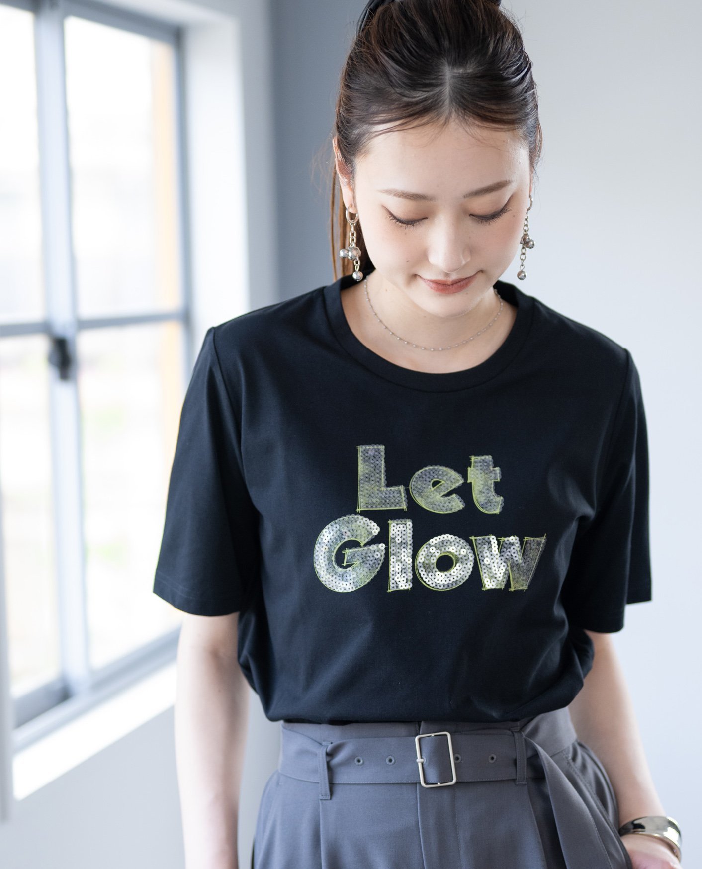 YEVS 掠れPT×スパンコールロゴTシャツ【多機能素材】 イーブス トップス カットソー・Tシャツ イエロー ブラック ホワイト