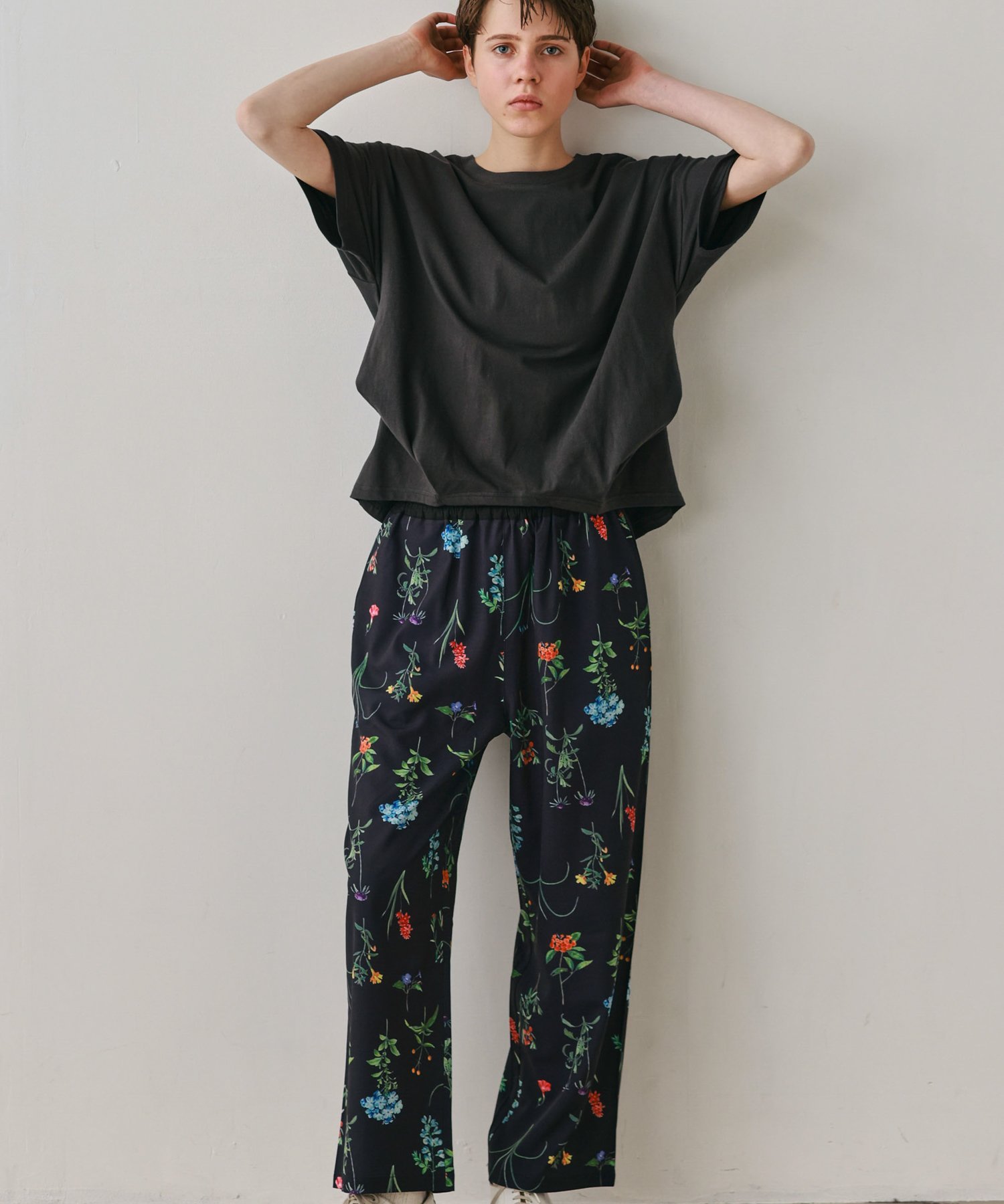 KELEN 「KELEN / ケレン」ボタニカルプリントイージーパンツ ビーアパートメント パンツ その他のパンツ ブラック ネイビー