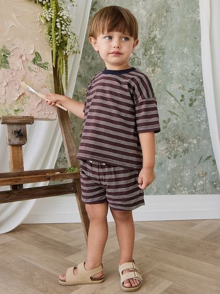 JAMIE KAY（ジェイミーケイ）【ベビー&キッズ】スラブコットンショートパンツ Regal Stripe(70~100cm)【さらっとした風合いのスラブコットンショートパンツ】【Design/Styling】ほのかに凹凸の表情がある、スラブコットンを使用した夏向けのショートパンツです。お手持ちのTシャツなどにも合わせやすい、落ち着きのある色合い。汗ばんでも肌にべたつきにくい、さらっとした肌触りです。ウエストは紐でサイズ調整が可能で、両脇にポケットも付けました。同シリーズのTシャツと合わせたり、きょうだいでのリンク・コーディネートもおすすめです。【Fabric】スラブコットンは、糸の太さにムラを持たせて織り上げたコットン素材。表面に自然な表情が生まれ、ナチュラルな風合いが魅力です。【Print Pattern】鮮やかなネイビーに、ブラウンをアクセントに効かせた繊細なマルチカラーストライプ。ストライプを通してさりげかな表情を加えた生地感が、ラインの印象をやわらげ、オールシーズン活躍する定番柄に仕上げています。【Size Chart】50…0ー3ヶ月　60…3ー6ヶ月70…6ヶ月ー80…1才ー90…2才ー95…3才ー100…4才ー110…5才ー120…6才ー※参考年齢は目安となります。個人差がございますのでご注意ください。※商品によっては、展開のないサイズがある場合がございます。※照明の関係により、実際よりも色味が違って見える場合があります。またパソコン・スマートフォンなどの環境により、若干製品と画像のカラーが異なる場合もございます。予めご了承ください。商品の色味は、商品単品画像をご参照下さい。※商品画像はサンプルのため、色味やサイズ等の仕様に変更がある場合がございますので、予めご了承ください。型番：JKCP262078-Lg-4g RY2977【採寸】サイズ着丈ウエスト7019.5cm39cm8020.5cm41cm9022cm43cm10025cm47cm商品のサイズについて【商品詳細】中国素材：綿100%サイズ：70[72]、80[73]、100[75]、90[74]※画面上と実物では多少色具合が異なって見える場合もございます。ご了承ください。商品のカラーについてJAMIE KAY（ジェイミーケイ）【ベビー&キッズ】スラブコットンショートパンツ Regal Stripe(70~100cm)【さらっとした風合いのスラブコットンショートパンツ】【Design/Styling】ほのかに凹凸の表情がある、スラブコットンを使用した夏向けのショートパンツです。お手持ちのTシャツなどにも合わせやすい、落ち着きのある色合い。汗ばんでも肌にべたつきにくい、さらっとした肌触りです。ウエストは紐でサイズ調整が可能で、両脇にポケットも付けました。同シリーズのTシャツと合わせたり、きょうだいでのリンク・コーディネートもおすすめです。【Fabric】スラブコットンは、糸の太さにムラを持たせて織り上げたコットン素材。表面に自然な表情が生まれ、ナチュラルな風合いが魅力です。【Print Pattern】鮮やかなネイビーに、ブラウンをアクセントに効かせた繊細なマルチカラーストライプ。ストライプを通してさりげかな表情を加えた生地感が、ラインの印象をやわらげ、オールシーズン活躍する定番柄に仕上げています。【Size Chart】50…0ー3ヶ月　60…3ー6ヶ月70…6ヶ月ー80…1才ー90…2才ー95…3才ー100…4才ー110…5才ー120…6才ー※参考年齢は目安となります。個人差がございますのでご注意ください。※商品によっては、展開のないサイズがある場合がございます。※照明の関係により、実際よりも色味が違って見える場合があります。またパソコン・スマートフォンなどの環境により、若干製品と画像のカラーが異なる場合もございます。予めご了承ください。商品の色味は、商品単品画像をご参照下さい。※商品画像はサンプルのため、色味やサイズ等の仕様に変更がある場合がございますので、予めご了承ください。型番：JKCP262078-Lg-4g RY2977【採寸】サイズ着丈ウエスト7019.5cm39cm8020.5cm41cm9022cm43cm10025cm47cm商品のサイズについて【商品詳細】中国素材：綿100%サイズ：70[72]、80[73]、100[75]、90[74]※画面上と実物では多少色具合が異なって見える場合もございます。ご了承ください。商品のカラーについて