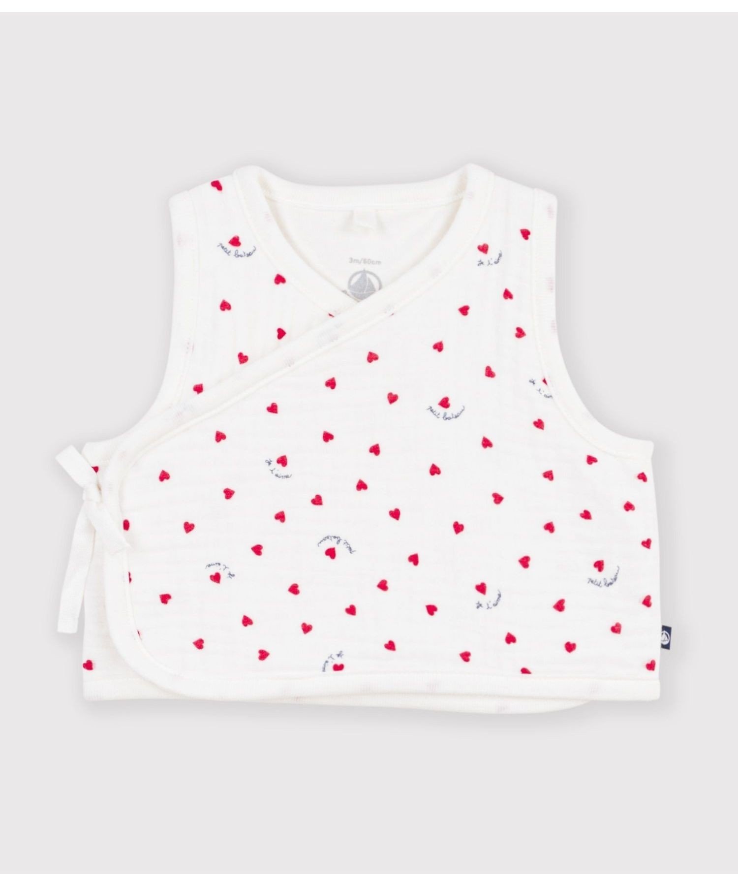 PETIT BATEAU（プチバトー）ハートプリントベスト小さなハートプリントが散りばめられたキュートな、新生児向けベストです。前開き仕様とサイドのリボンで脱ぎ着しやすく、毎日の体温調節にも活躍します。同シリーズのアイテムと合わせたコーディネートもお楽しみいただけます。型番：A0GIT-01-010 SN7979【採寸】サイズ着丈身幅6ヶ月 67cm26.8cm30cm12ヶ月 74cm28.3cm31cm18ヶ月 81cm30.5cm32cm商品のサイズについて【商品詳細】モロッコ素材：身生地 / 裏地100%綿サイズ：6ヶ月 67cm、12ヶ月 74cm、18ヶ月 81cm※画面上と実物では多少色具合が異なって見える場合もございます。ご了承ください。商品のカラーについてPETIT BATEAU（プチバトー）ハートプリントベスト小さなハートプリントが散りばめられたキュートな、新生児向けベストです。前開き仕様とサイドのリボンで脱ぎ着しやすく、毎日の体温調節にも活躍します。同シリーズのアイテムと合わせたコーディネートもお楽しみいただけます。型番：A0GIT-01-010 SN7979【採寸】サイズ着丈身幅6ヶ月 67cm26.8cm30cm12ヶ月 74cm28.3cm31cm18ヶ月 81cm30.5cm32cm商品のサイズについて【商品詳細】モロッコ素材：身生地 / 裏地100%綿サイズ：6ヶ月 67cm、12ヶ月 74cm、18ヶ月 81cm※画面上と実物では多少色具合が異なって見える場合もございます。ご了承ください。商品のカラーについて