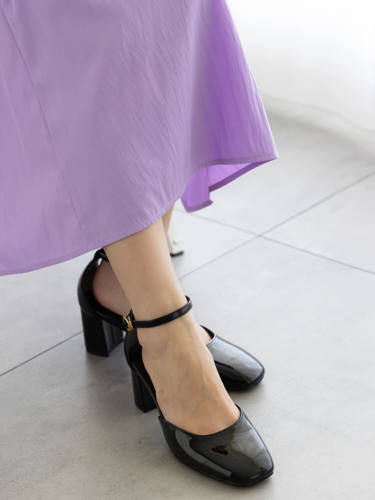 Te chichi（テチチ）ソフトスクエアセパレートシューズ艶をまとった素材感が上品な足元を演出するセパレートシューズ。ソフトなスクエアトゥがほどよい抜け感をプラス。アンクルストラップが視点を高く持ち上げスッキリした足元に。太いヒールで安定感・履き心地抜群です。ソックス合わせでレトロな雰囲気を演出。デニムと合わせて大人カジュアルに、スカートで華やかにと幅広い着こなしに取り入れやすい万能アイテムです。【サイズ】[37]23.5cm[38]24.0cm※サイズ表記について商品によって同サイズや同色等であっても各商品毎に誤差がある為、サイズ表記はあくまでも目安としてご参照ください。※商品画像は、撮影環境やお客様のご利用のPC・スマートフォンのモニター環境などにより実物と色味に差異がある場合がございます。型番：2801622-88-12-66-35 QH4981【採寸】サイズソールヒール重さ370.5cm6cm666g380.5cm6cm686g商品のサイズについて【商品詳細】中国素材：甲材 合成皮革 底材 合成底サイズ：37、38※画面上と実物では多少色具合が異なって見える場合もございます。ご了承ください。商品のカラーについて 【予約商品について】 ※「先行予約販売中」「予約販売中」をご注文の際は予約商品についてをご確認ください。■重要なお知らせ※ 当店では、ギフト配送サービス及びラッピングサービスを行っておりません。ラッピング・ギフト配送について同時に複数の商品を注文された場合メーカー希望小売価格についてご利用ガイドTe chichi（テチチ）ソフトスクエアセパレートシューズ艶をまとった素材感が上品な足元を演出するセパレートシューズ。ソフトなスクエアトゥがほどよい抜け感をプラス。アンクルストラップが視点を高く持ち上げスッキリした足元に。太いヒールで安定感・履き心地抜群です。ソックス合わせでレトロな雰囲気を演出。デニムと合わせて大人カジュアルに、スカートで華やかにと幅広い着こなしに取り入れやすい万能アイテムです。【サイズ】[37]23.5cm[38]24.0cm※サイズ表記について商品によって同サイズや同色等であっても各商品毎に誤差がある為、サイズ表記はあくまでも目安としてご参照ください。※商品画像は、撮影環境やお客様のご利用のPC・スマートフォンのモニター環境などにより実物と色味に差異がある場合がございます。型番：2801622-88-12-66-35 QH4981【採寸】サイズソールヒール重さ370.5cm6cm666g380.5cm6cm686g商品のサイズについて【商品詳細】中国素材：甲材 合成皮革 底材 合成底サイズ：37、38※画面上と実物では多少色具合が異なって見える場合もございます。ご了承ください。商品のカラーについて