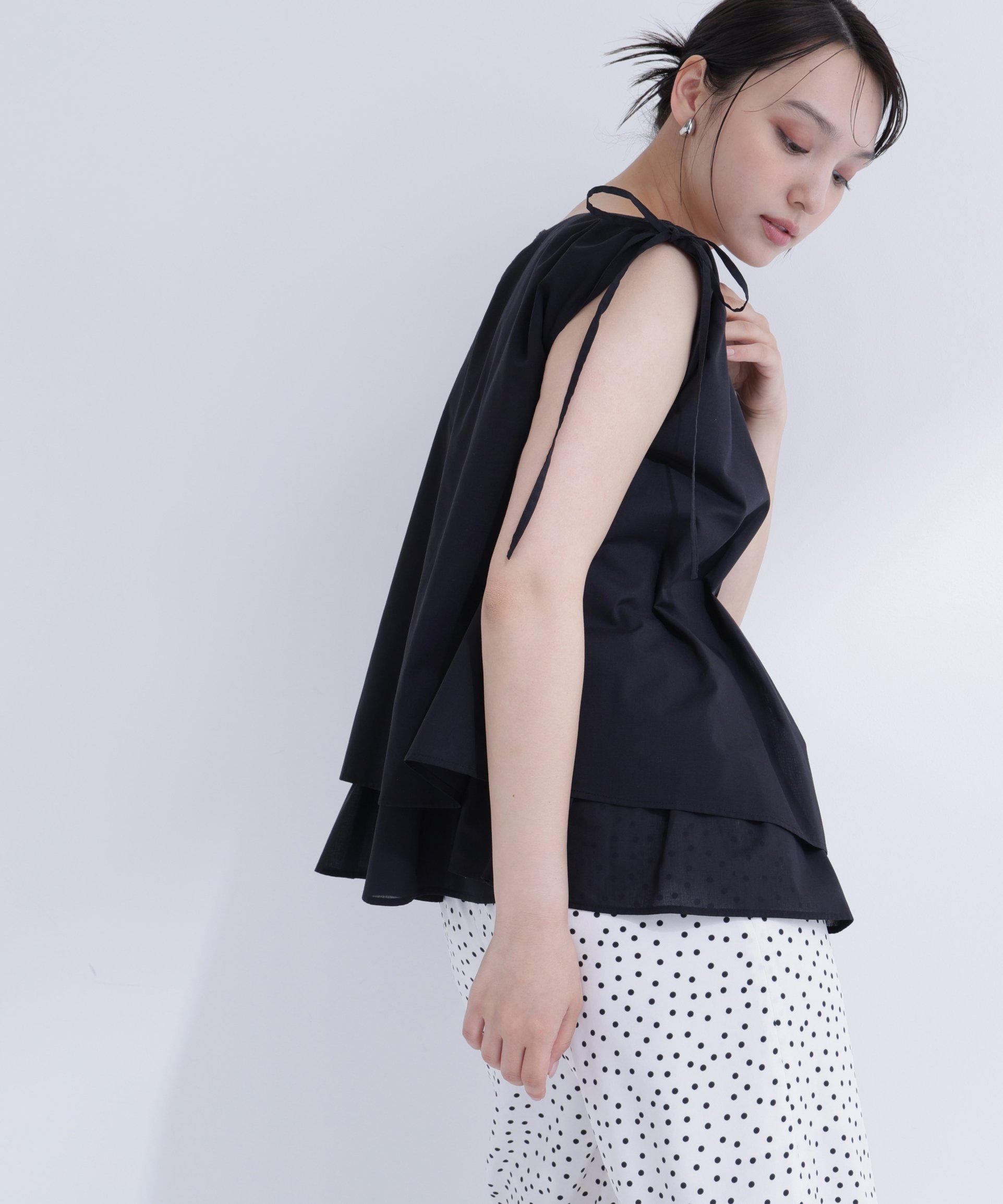 NATURAL BEAUTY BASIC ショルダーリボンティアードチュニックブラウス ナチュラルビューティベーシック トップス シャツ・ブラウス ホワイト ブラック