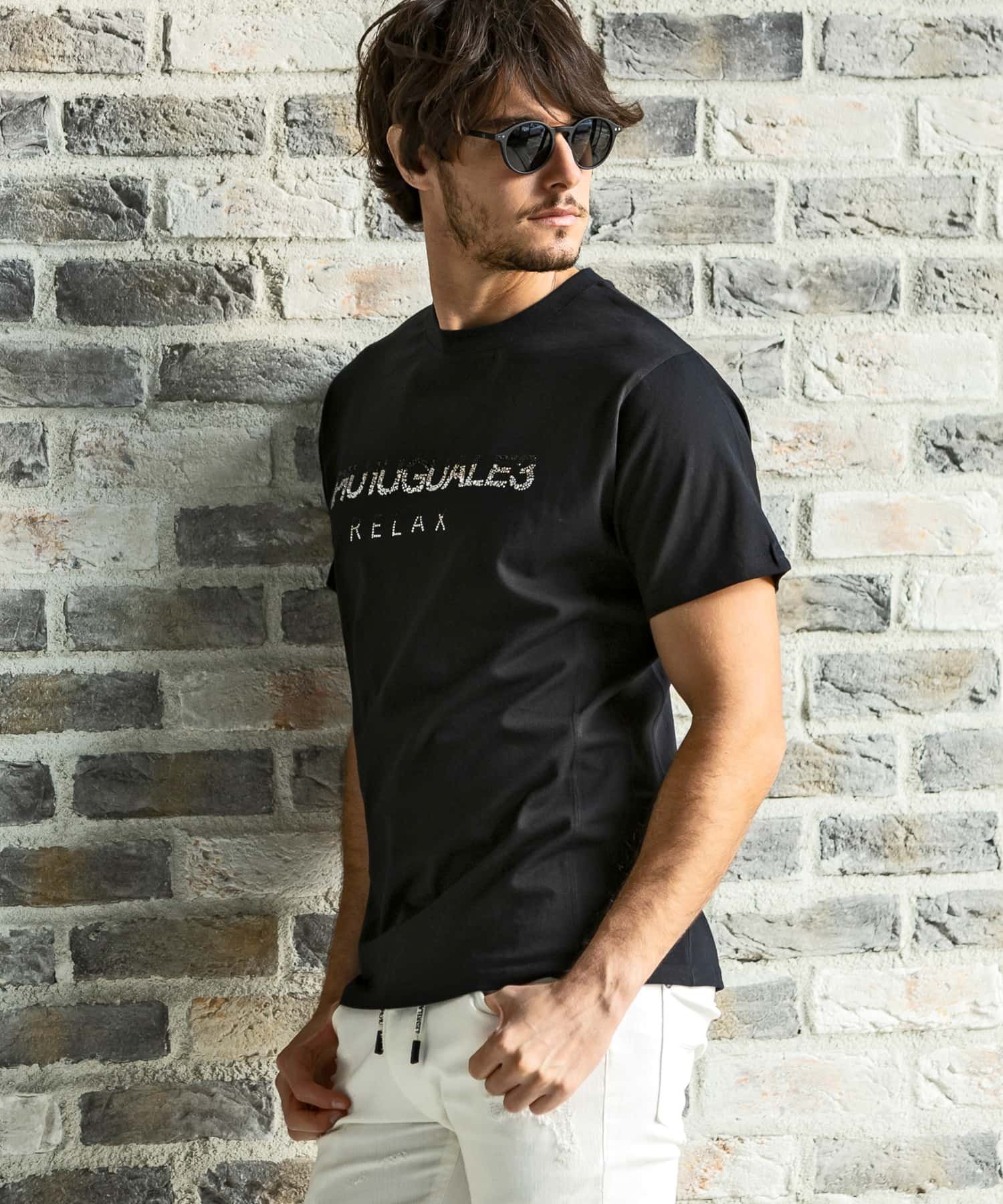 1PIU1UGUALE3 RELAX (M)1PIU1UGUALE3 RELAX/ランダムラインストーンロゴ半袖Tシャツ シフォン トップス カットソー・Tシャツ ブラック ホワイト