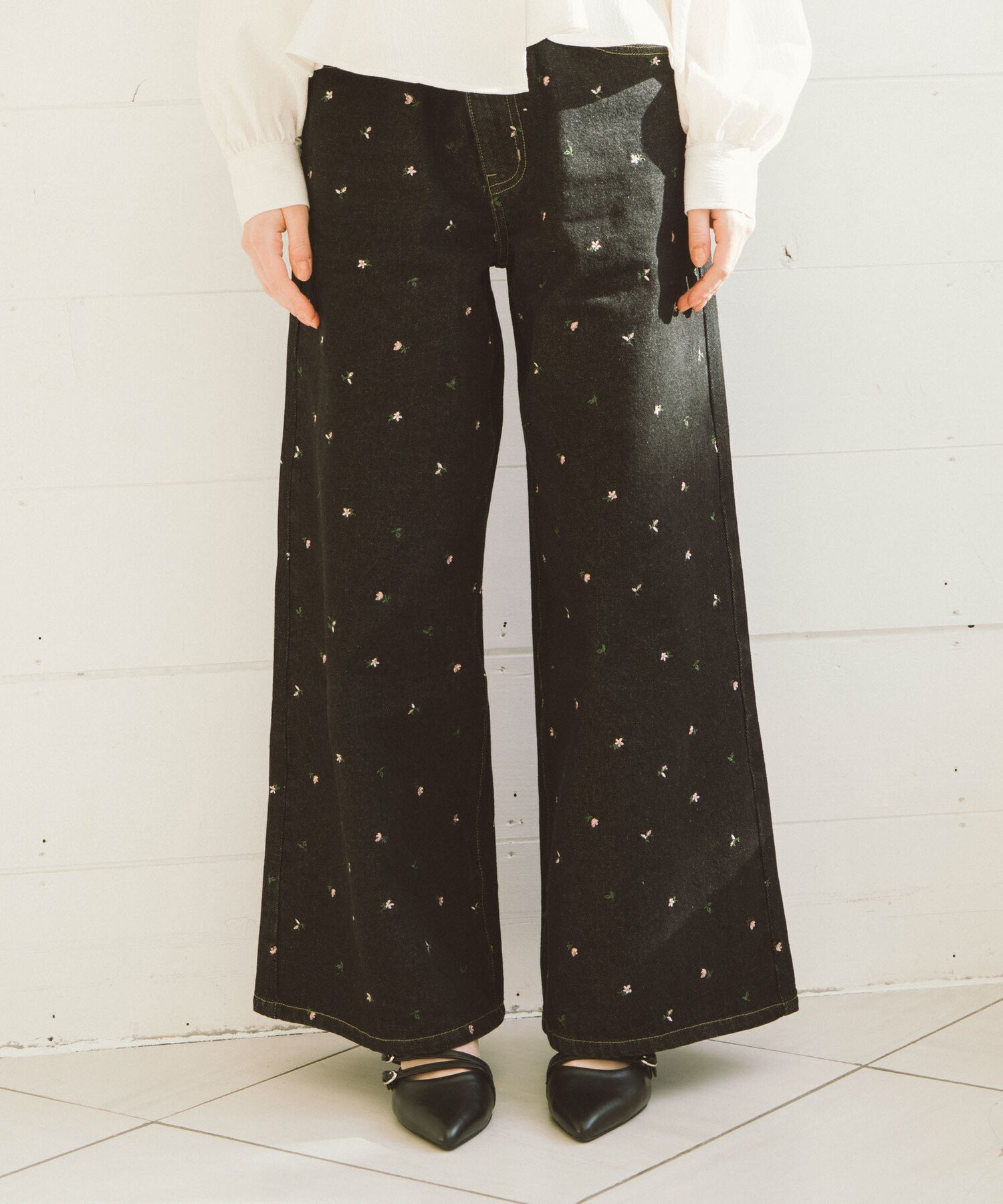 【SALE／30%OFF】archives 小花柄刺繍デニム アルシーヴ パンツ ジーンズ・デニムパンツ ブルー ブラック【送料無料】