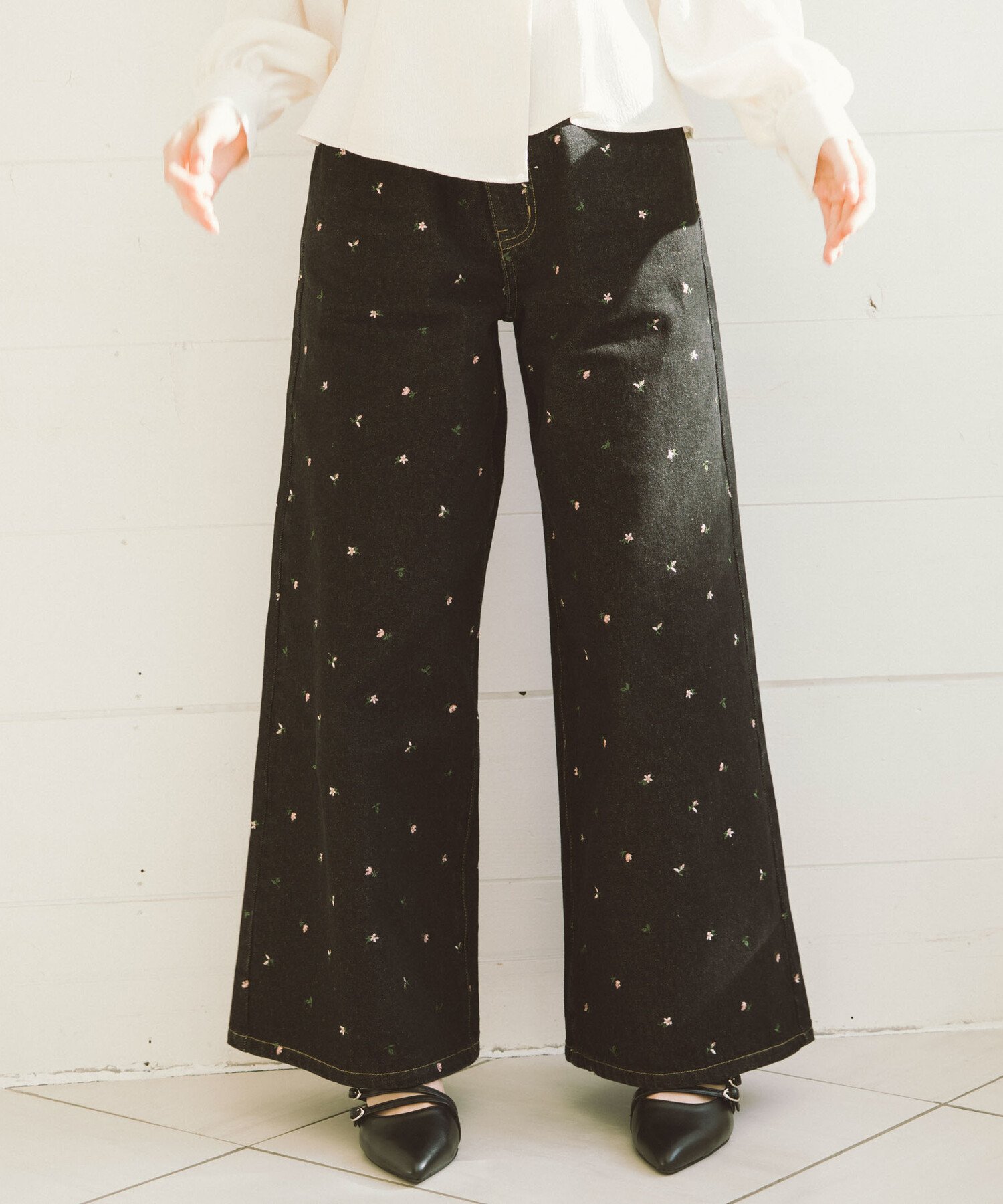 小花柄刺繍デニム アルシーヴ パンツ ジーンズ・デニムパンツ ブルー ブラック