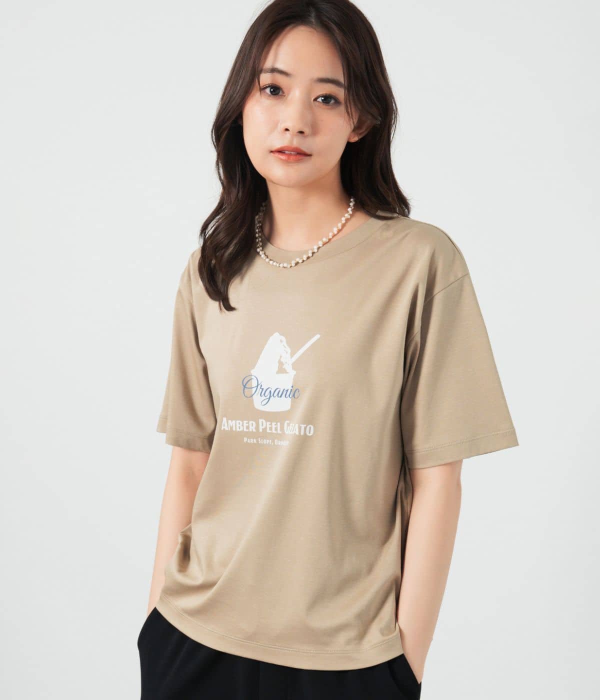 NEWYORKER（ニューヨーカー）【滑らかな肌触り・着回し】GELATO グラフィックTシャツPark Slopeにある架空の人気ジェラートショップをイメージしてデザインしたTシャツ。どこかレトロで愛らしいジェラートのグラフィックが、コーディネートにさりげない遊び心を添えてくれます。肩の力を抜いて着られるリラックス感がありながら、ストーリー性のあるデザインで存在感のある1枚。街でもリゾートでも映える、夏のカジュアルスタイルにぴったりのアイテムです。■素材コットン100％のやわらかな肌触りの素材を使用。さらりとした着心地でデイリーに着用しやすく、シーズンを問わず活躍します。■デザインフロントにジェラートショップをイメージしたグラフィックプリントをあしらったデザイン。ヴィンテージライクな風合いを意識し、あえてフェード感のあるプリント加工を施しました。シンプルながらも遊び心のあるデザインで、カジュアルスタイルのアクセントとして活躍します。※本製品はヴィンテージ感を演出するため、風合いのあるプリント加工を施しております。加工の特性上、洗濯や着用を重ねることでプリント部分が徐々に薄くなり、経年変化をお楽しみいただけます。また、摩擦や洗濯方法により色落ち・かすれが生じる場合がございますが、製品の特性としてご了承ください。長くご愛用いただくため、裏返しての洗濯やネットのご使用をおすすめいたします。■シーズン2026年春夏商品Model：身長166cm バスト72cm ウェスト62cm ヒップ86cm Size : MStaff：身長162cm■洗濯表示30℃まで非常に弱い洗濯機可、 漂白不可、 タンブル乾燥不可、 日陰つり干し乾燥、 アイロンは150℃まで、 弱いドライクリーニング（石油系）可、 弱いウェットクリーニング可型番：202678858877-33-52 RX2985【採寸】M：肩幅45cm、着丈58.5cm、バスト100cm、袖丈21cmL：肩幅46.5cm、着丈60.5cm、バスト106cm、袖丈22cm商品のサイズについて【商品詳細】中国素材：コットン100%サイズ：M、L※画面上と実物では多少色具合が異なって見える場合もございます。ご了承ください。商品のカラーについてNEWYORKER（ニューヨーカー）【滑らかな肌触り・着回し】GELATO グラフィックTシャツPark Slopeにある架空の人気ジェラートショップをイメージしてデザインしたTシャツ。どこかレトロで愛らしいジェラートのグラフィックが、コーディネートにさりげない遊び心を添えてくれます。肩の力を抜いて着られるリラックス感がありながら、ストーリー性のあるデザインで存在感のある1枚。街でもリゾートでも映える、夏のカジュアルスタイルにぴったりのアイテムです。■素材コットン100％のやわらかな肌触りの素材を使用。さらりとした着心地でデイリーに着用しやすく、シーズンを問わず活躍します。■デザインフロントにジェラートショップをイメージしたグラフィックプリントをあしらったデザイン。ヴィンテージライクな風合いを意識し、あえてフェード感のあるプリント加工を施しました。シンプルながらも遊び心のあるデザインで、カジュアルスタイルのアクセントとして活躍します。※本製品はヴィンテージ感を演出するため、風合いのあるプリント加工を施しております。加工の特性上、洗濯や着用を重ねることでプリント部分が徐々に薄くなり、経年変化をお楽しみいただけます。また、摩擦や洗濯方法により色落ち・かすれが生じる場合がございますが、製品の特性としてご了承ください。長くご愛用いただくため、裏返しての洗濯やネットのご使用をおすすめいたします。■シーズン2026年春夏商品Model：身長166cm バスト72cm ウェスト62cm ヒップ86cm Size : MStaff：身長162cm■洗濯表示30℃まで非常に弱い洗濯機可、 漂白不可、 タンブル乾燥不可、 日陰つり干し乾燥、 アイロンは150℃まで、 弱いドライクリーニング（石油系）可、 弱いウェットクリーニング可型番：202678858877-33-52 RX2985【採寸】M：肩幅45cm、着丈58.5cm、バスト100cm、袖丈21cmL：肩幅46.5cm、着丈60.5cm、バスト106cm、袖丈22cm商品のサイズについて【商品詳細】中国素材：コットン100%サイズ：M、L※画面上と実物では多少色具合が異なって見える場合もございます。ご了承ください。商品のカラーについて
