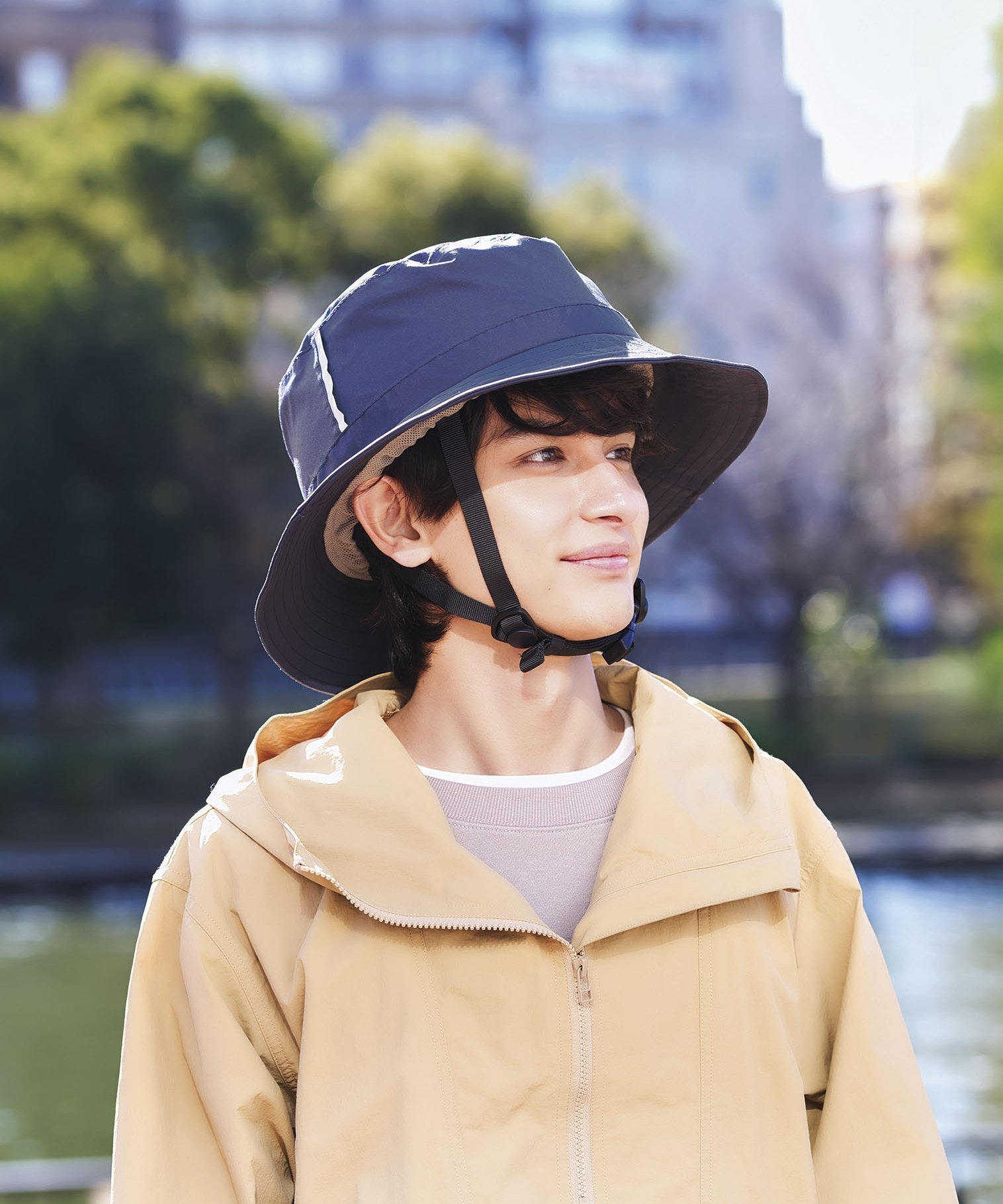 Rora（ローラ）おしゃヘルレインハット【自転車に乗る時もおしゃれに】服装に合わせて帽子を着せ替え♪「おしゃヘルレインハット」が新登場。【安全をおしゃれに守るヘルメット】安心安全なSG認証ヘルメットに帽子をON！自転車運転中もおしゃれを我慢しない♪《ヘルメット》【自分サイズに心地よくフィット】ダイヤル式のアジャスターバンドで調節でき、頭囲約54cmー約58cmに対応。【取り外し自在なパッドを装備】ヘルメットの動きを最小限に抑えることで、快適をキープ。面ファスナーで着脱も簡単。（※1）通気孔を塞がないように取り付けてください。【ワンタッチ着脱できるあご紐】着脱がスムーズなバックル式。位置も長さもラクラク調節。《レインハット》【撥水加工でちょっとの雨なら大丈夫】生地には水滴や汚れを弾く、撥水性をプラス。お天気が不安定な日も安心。（※2）完全防水ではありません。【上げ下げしやすいワイヤー入りツバ】つば先にワイヤーを内蔵。走行時はツバを上げることで、視界も良好◎【ドローコードでしっかり固定】帽子の中にヘルメットを入れ込んで覆い被せ、ドローコードをキュッ！吹き飛ばされにくく安心。【暗闇での視認性をアップ】両サイドには、暗闇でヘッドライトの光を反射するリフレクター付き。【嬉しいUVカット機能付き】UVカット機能も付いており、気になる日差しをガード。熱中症対策にも。【熱がこもりにくくムレを軽減】内側は通気性の良いメッシュ仕様。汗ばむ季節もムレにくいつくり。【手洗いできていつも清潔をキープ】汚れや汗が気になったら、自宅で手洗いできて衛生的。ガシガシ使ってすっきり洗浄。注意点：[対象年齢]6歳以上【帽子】手洗い　可ドライクリーニング　不可乾燥機　不可長時間日光にあたったり、摩擦、水漏れなどによる色落ちや色移りすることがあります。お取り扱いの際は、商品やパッケージなどに記載されている品質表示、アテンションタグ、ご使用上の注意事項などを必ずご確認下さい。本来の目的以外にはご使用にならないで下さい。カメラやモニターの性質により、画像と実物の色の違いがある場合がございますのでご理解願います。ヘルメット自転車帽子通販SG認証自転車ヘルメット女性SGマーク自転車ヘルメット帽子型おしゃヘルレインハットレディース自転車用ヘルメットおしゃれレインハットハット型オシャレかわいいサイクリング用品自転車用品通勤通学ーご利用シーン・イベントー※一部イベント等はご使用頂けない場合がございます。お正月初売り初詣お年玉成人の日成人式節分バレンタインデー桃の節句（ひなまつり）ホワイトデー春物入荷お花見入学式ゴールデンウィーク母の日衣替え父の日梅雨夏物入荷山開き海開き七夕お中元暑中お見舞い夏休み花火大会盆踊り夏祭り秋物入荷防災敬老の日ハロウィン運動会文化祭学園祭お歳暮冬物入荷クリスマスプレゼント贈物贈り物ギフトお返し引っ越し祝い新生活お祝い内祝い出産祝い引っ越し祝い引越し祝い引越祝い新築祝い成人祝い卒業祝い就職祝い合格祝い入園祝い入学祝い進学祝い結婚祝い婚約祝い退院祝いボーナス祝い七五三祝い退職祝い還暦祝い長寿祝い誕生日お誕生日大掃除型番：osyaheru1-1-1 QD9987【採寸】※サイズを必ずご確認下さい！[頭回り]約54cmー約58cm（調節可能）／[高さ]約12cm※サイズはメーカー公表サイズです。実際の商品とは多少の誤差が生じる場合がございます。※男性の平均サイズ58cm、女性の平均サイズは56-57cmです。商品のサイズについて【商品詳細】中国素材：【ヘルメット】[本体]ポリカーボネート[パッド]ポリエステル【帽子】ナイロン100%サイズ：自転車ヘルメット※画面上と実物では多少色具合が異なって見える場合もございます。ご了承ください。商品のカラーについて 【予約商品について】 ※「先行予約販売中」「予約販売中」をご注文の際は予約商品についてをご確認ください。■重要なお知らせ※ 当店では、ギフト配送サービス及びラッピングサービスを行っておりません。ラッピング・ギフト配送について同時に複数の商品を注文された場合メーカー希望小売価格についてご利用ガイドRora（ローラ）おしゃヘルレインハット【自転車に乗る時もおしゃれに】服装に合わせて帽子を着せ替え♪「おしゃヘルレインハット」が新登場。【安全をおしゃれに守るヘルメット】安心安全なSG認証ヘルメットに帽子をON！自転車運転中もおしゃれを我慢しない♪《ヘルメット》【自分サイズに心地よくフィット】ダイヤル式のアジャスターバンドで調節でき、頭囲約54cmー約58cmに対応。【取り外し自在なパッドを装備】ヘルメットの動きを最小限に抑えることで、快適をキープ。面ファスナーで着脱も簡単。（※1）通気孔を塞がないように取り付けてください。【ワンタッチ着脱できるあご紐】着脱がスムーズなバックル式。位置も長さもラクラク調節。《レインハット》【撥水加工でちょっとの雨なら大丈夫】生地には水滴や汚れを弾く、撥水性をプラス。お天気が不安定な日も安心。（※2）完全防水ではありません。【上げ下げしやすいワイヤー入りツバ】つば先にワイヤーを内蔵。走行時はツバを上げることで、視界も良好◎【ドローコードでしっかり固定】帽子の中にヘルメットを入れ込んで覆い被せ、ドローコードをキュッ！吹き飛ばされにくく安心。【暗闇での視認性をアップ】両サイドには、暗闇でヘッドライトの光を反射するリフレクター付き。【嬉しいUVカット機能付き】UVカット機能も付いており、気になる日差しをガード。熱中症対策にも。【熱がこもりにくくムレを軽減】内側は通気性の良いメッシュ仕様。汗ばむ季節もムレにくいつくり。【手洗いできていつも清潔をキープ】汚れや汗が気になったら、自宅で手洗いできて衛生的。ガシガシ使ってすっきり洗浄。注意点：[対象年齢]6歳以上【帽子】手洗い　可ドライクリーニング　不可乾燥機　不可長時間日光にあたったり、摩擦、水漏れなどによる色落ちや色移りすることがあります。お取り扱いの際は、商品やパッケージなどに記載されている品質表示、アテンションタグ、ご使用上の注意事項などを必ずご確認下さい。本来の目的以外にはご使用にならないで下さい。カメラやモニターの性質により、画像と実物の色の違いがある場合がございますのでご理解願います。ヘルメット自転車帽子通販SG認証自転車ヘルメット女性SGマーク自転車ヘルメット帽子型おしゃヘルレインハットレディース自転車用ヘルメットおしゃれレインハットハット型オシャレかわいいサイクリング用品自転車用品通勤通学ーご利用シーン・イベントー※一部イベント等はご使用頂けない場合がございます。お正月初売り初詣お年玉成人の日成人式節分バレンタインデー桃の節句（ひなまつり）ホワイトデー春物入荷お花見入学式ゴールデンウィーク母の日衣替え父の日梅雨夏物入荷山開き海開き七夕お中元暑中お見舞い夏休み花火大会盆踊り夏祭り秋物入荷防災敬老の日ハロウィン運動会文化祭学園祭お歳暮冬物入荷クリスマスプレゼント贈物贈り物ギフトお返し引っ越し祝い新生活お祝い内祝い出産祝い引っ越し祝い引越し祝い引越祝い新築祝い成人祝い卒業祝い就職祝い合格祝い入園祝い入学祝い進学祝い結婚祝い婚約祝い退院祝いボーナス祝い七五三祝い退職祝い還暦祝い長寿祝い誕生日お誕生日大掃除型番：osyaheru1-1-1 QD9987【採寸】※サイズを必ずご確認下さい！[頭回り]約54cmー約58cm（調節可能）／[高さ]約12cm※サイズはメーカー公表サイズです。実際の商品とは多少の誤差が生じる場合がございます。※男性の平均サイズ58cm、女性の平均サイズは56-57cmです。商品のサイズについて【商品詳細】中国素材：【ヘルメット】[本体]ポリカーボネート[パッド]ポリエステル【帽子】ナイロン100%サイズ：自転車ヘルメット※画面上と実物では多少色具合が異なって見える場合もございます。ご了承ください。商品のカラーについて