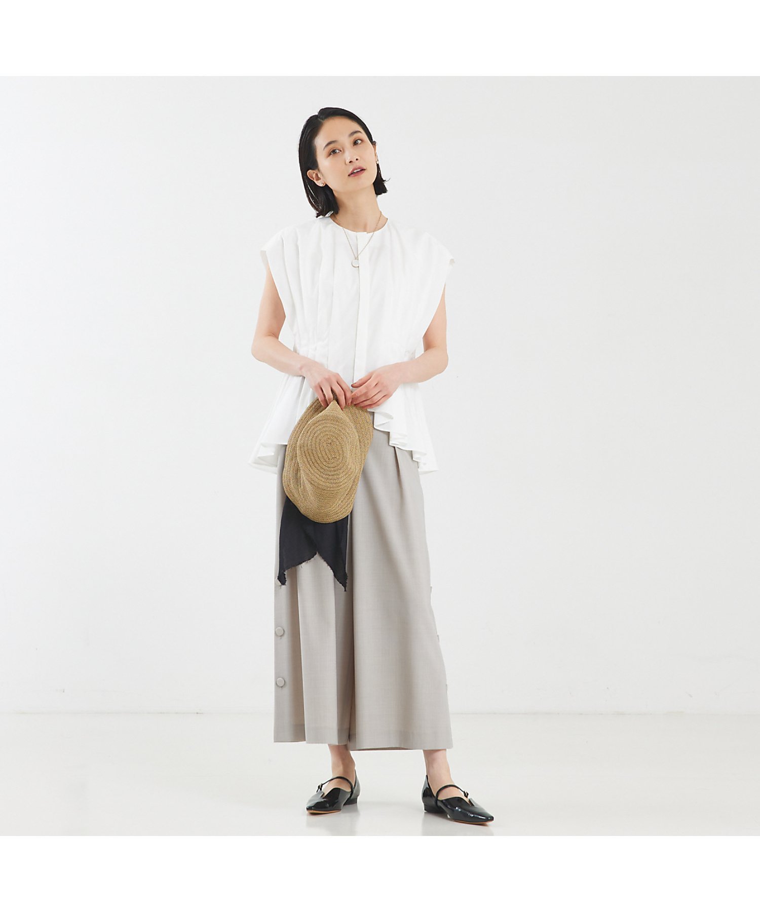 qualite サイドボタンクロップドパンツ カリテ パンツ その他のパンツ グレー ベージュ