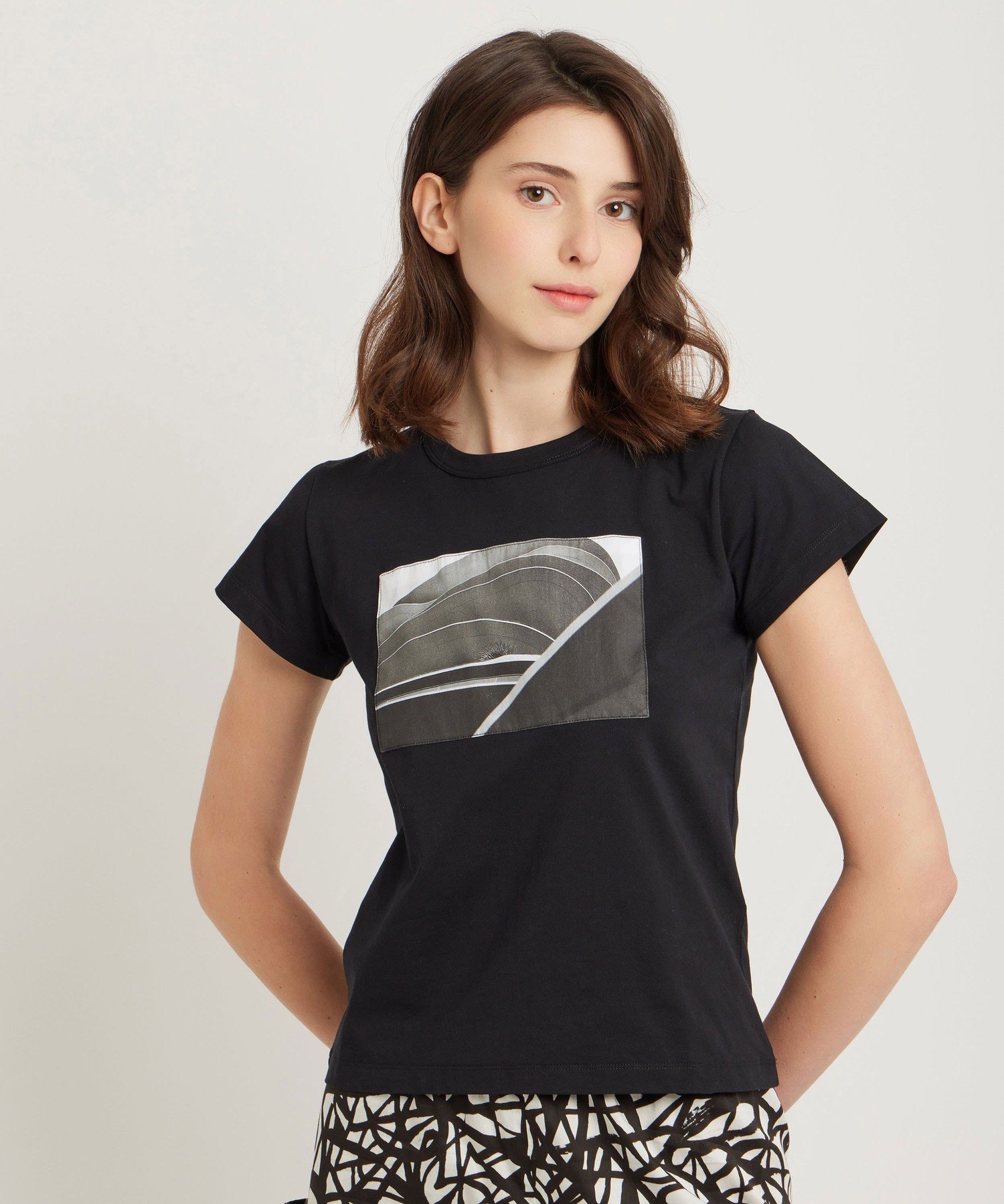 コットン プリント 半袖 アーティスト Tシャツ "Hugo Naccache" アニエスベー トップス カットソー・Tシャツ ブラック