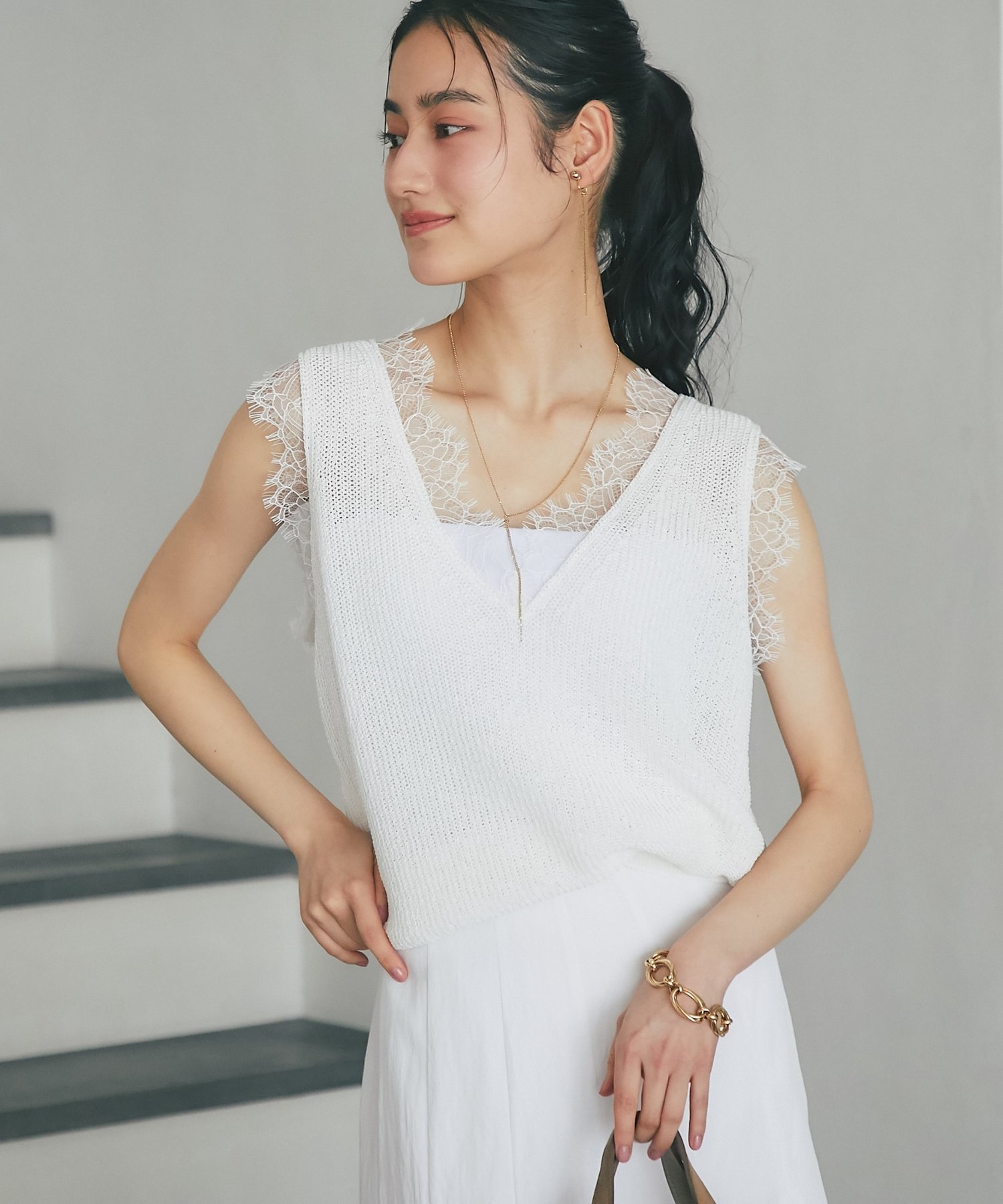 La boutique BonBon 【今すぐお届け・取り入れやすいトレンド】ペーパーヤーンレース付きベスト ラブティックボンボン トップス ニット グレー ホワイト ブラウン