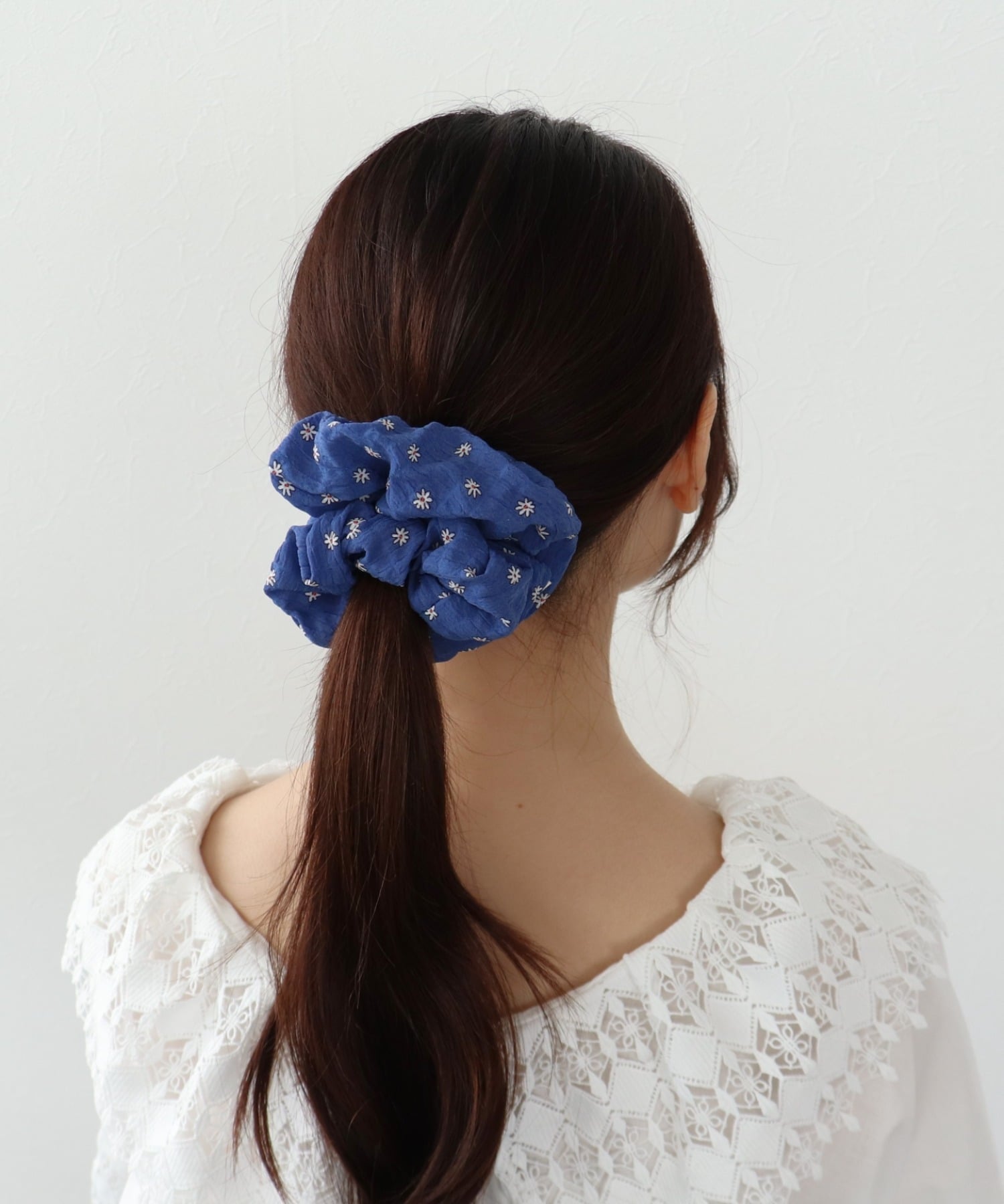 Three Four Time Three Four Time/フラワーコットンシュシュ スリーフォータイム ヘアアクセサリー ヘアゴム ブルー ホワイト