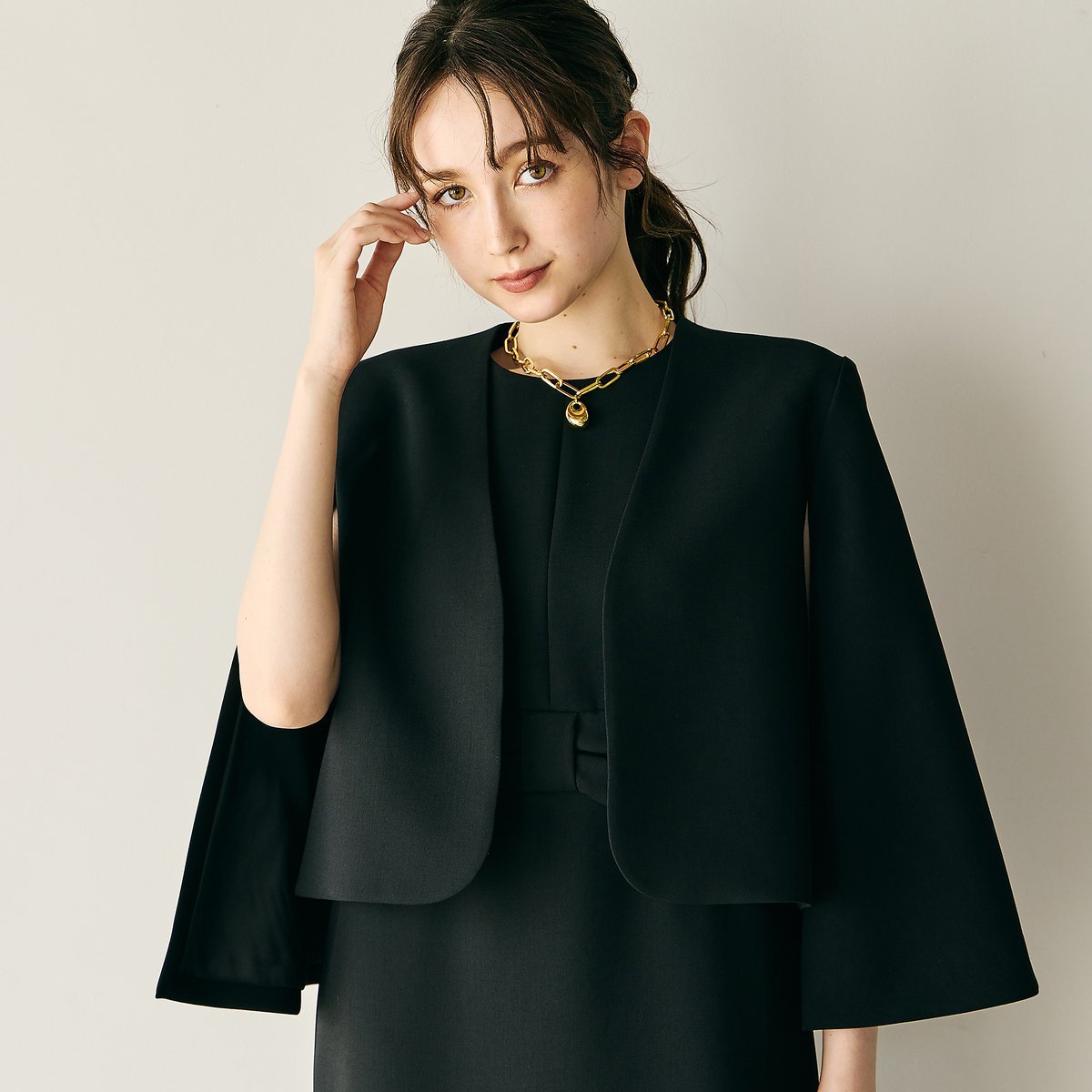 Audie a Muses ケープ風ジャケット ローズティアラ ジャケット・アウター その他のジャケット・アウター ブラック【送料無料】