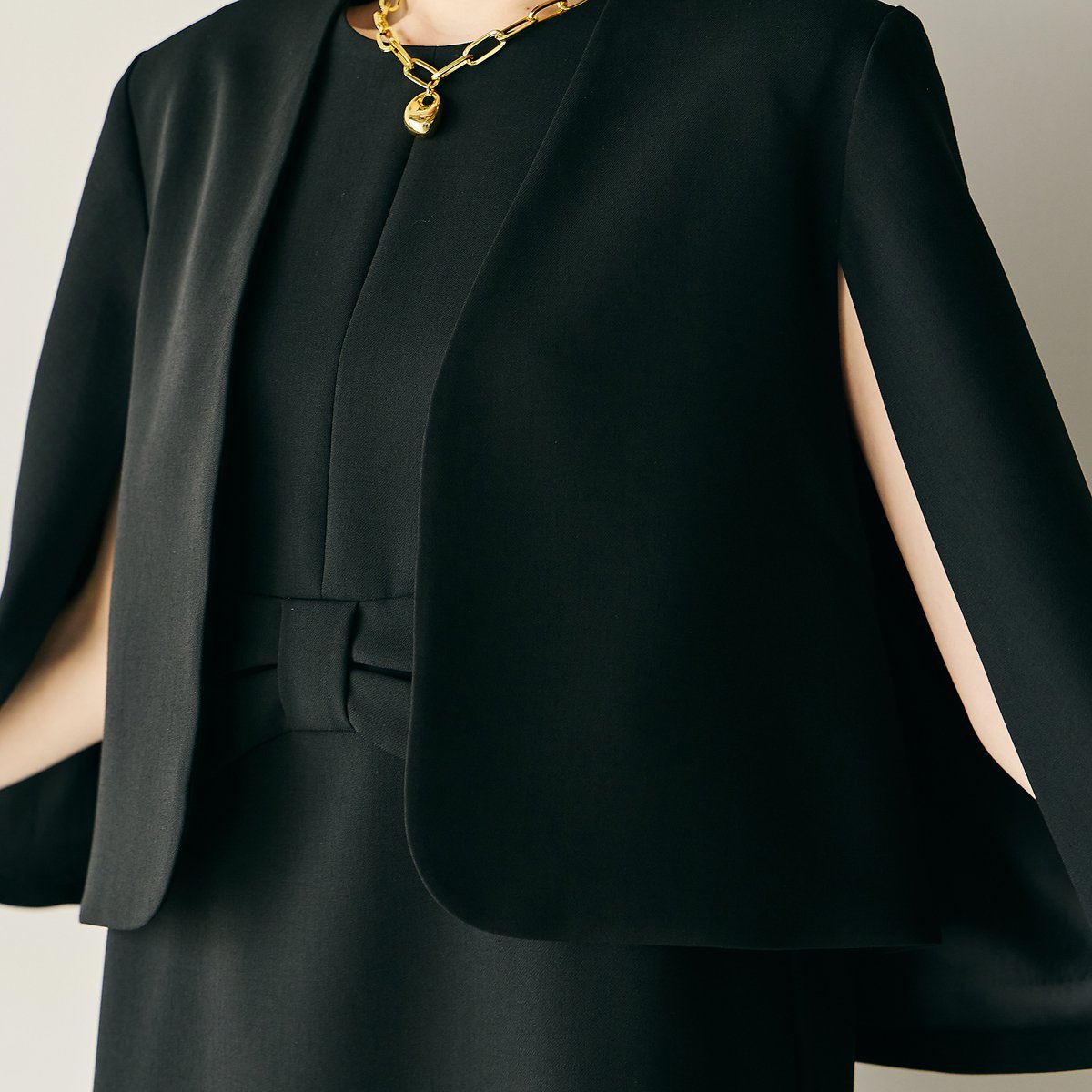 Audie a Muses ケープ風ジャケット ローズティアラ ジャケット・アウター その他のジャケット・アウター ブラック【送料無料】