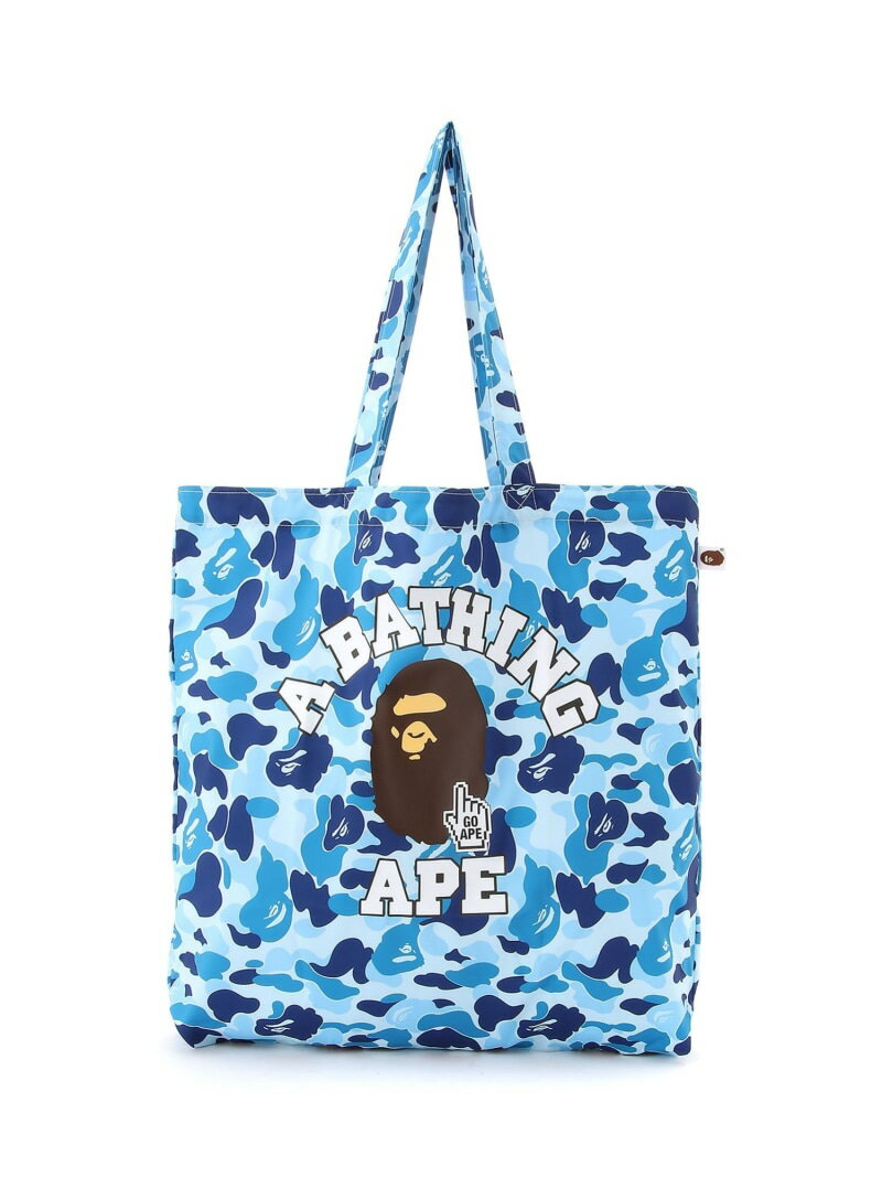 A BATHING APE（ア ベイシング エイプ）BAPE CAMO GO APE POINTER COLLEGE TOTE BAGWEB STORE限定ラインのONLINE EXCLUSIVE。BAPE CAMO柄を使用したポリエステル素材トートバッグ。本体中央にCOLLEGEロゴに“GO APE”のレターを載せたクリックマークをラバープリント。左脇にピスネームを挟み込み。日本国内限定アイテム。型番：1K25189001-BLU-00F KQ3018【採寸】サイズ縦横マチ持ち手F46.0cm46.0cm6.5cm55.0cm商品のサイズについて【商品詳細】中国素材：ポリエステル100%サイズ：F※画面上と実物では多少色具合が異なって見える場合もございます。ご了承ください。商品のカラーについて 【予約商品について】 ※「先行予約販売中」「予約販売中」をご注文の際は予約商品についてをご確認ください。■重要なお知らせ※ 当店では、ギフト配送サービス及びラッピングサービスを行っておりません。ご注文者様とお届け先が違う場合でも、タグ（値札）付「納品書 兼 返品連絡票」同梱の状態でお送り致しますのでご了承ください。 ラッピング・ギフト配送について※ 2点以上ご購入の場合、全ての商品が揃い次第一括でのお届けとなります。お届け予定日の異なる商品をお買い上げの場合はご注意下さい。お急ぎの商品がございましたら分けてご購入いただきますようお願い致します。発送について ※ 買い物カートに入れるだけでは在庫確保されませんのでお早めに購入手続きをしてください。当店では在庫を複数サイトで共有しているため、同時にご注文があった場合、売切れとなってしまう事がございます。お手数ですが、ご注文後に当店からお送りする「ご注文内容の確認メール」をご確認ください。ご注文の確定について ※ Rakuten Fashionの商品ページに記載しているメーカー希望小売価格は、楽天市場「商品価格ナビ」に登録されている価格に準じています。 商品の価格についてA BATHING APEA BATHING APEのトートバッグバッグご注文・お届けについて発送ガイドラッピンググッズ3,980円以上送料無料ご利用ガイド