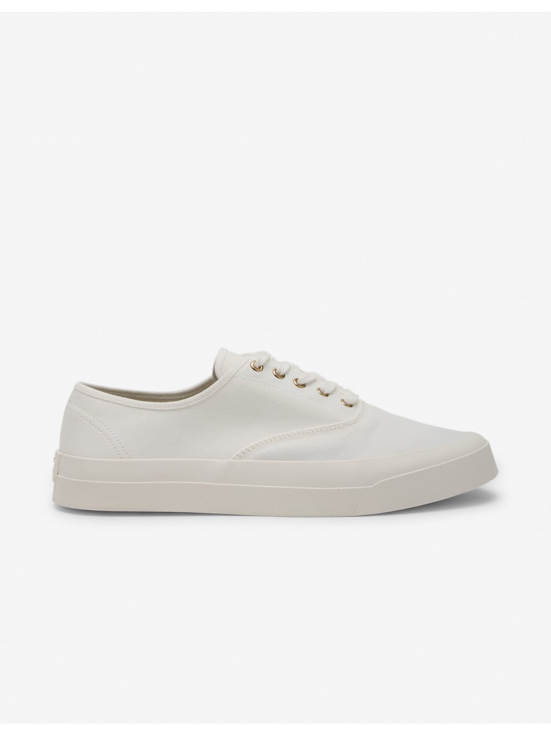 MAISON KITSUNE（メゾン キツネ）Maison Kitsune/(M)CANVAS LACE-UP SNEAKERSPRING/SUMMER 2024 COLLECTIONキャンバススニーカー。- ユニセックス- ゴールドのシューレースホール- インソール部分とヒールパッチにブランドロゴ入り※画像の商品はサンプルです。 実際の商品と仕様が若干異なる場合がございます。【Spring/Summer 2024 Collection】メゾン キツネの2024年春夏コレクションは、都会からビーチへ、終わらない夏の小旅行がコンセプトです。東京から沖縄、パリからビアレッツ、ニューヨークからカリフォルニアへと旅をしながら、メゾン キツネらしい多面的な感性を強く反映し、現代的な視点と古い習慣に捉われない自由な発想でクラシックな要素を再解釈したコレクションです。夜明けのブルー、バラのつぼみのようなピンクといったフレッシュなカラーパレットで彩られた今回のコレクションは、都会での必須アイテムを自由な視点で探求してきます。現代的で気取りのない雰囲気を漂わせつつも、洗練されたクラシックなワードローブです。型番：MM04801WW9000-01-07 KV9050【採寸】サイズ対応サイズヒール高4126.0cm2.0cm4226.5cm2.0cm商品のサイズについて【商品詳細】中国素材：本体:コットン100%底材:合成ゴムサイズ：41、42※画面上と実物では多少色具合が異なって見える場合もございます。ご了承ください。商品のカラーについて 【予約商品について】 ※「先行予約販売中」「予約販売中」をご注文の際は予約商品についてをご確認ください。■重要なお知らせ※ 当店では、ギフト配送サービス及びラッピングサービスを行っておりません。ご注文者様とお届け先が違う場合でも、タグ（値札）付「納品書 兼 返品連絡票」同梱の状態でお送り致しますのでご了承ください。 ラッピング・ギフト配送について※ 2点以上ご購入の場合、全ての商品が揃い次第一括でのお届けとなります。お届け予定日の異なる商品をお買い上げの場合はご注意下さい。お急ぎの商品がございましたら分けてご購入いただきますようお願い致します。発送について ※ 買い物カートに入れるだけでは在庫確保されませんのでお早めに購入手続きをしてください。当店では在庫を複数サイトで共有しているため、同時にご注文があった場合、売切れとなってしまう事がございます。お手数ですが、ご注文後に当店からお送りする「ご注文内容の確認メール」をご確認ください。ご注文の確定について ※ Rakuten Fashionの商品ページに記載しているメーカー希望小売価格は、楽天市場「商品価格ナビ」に登録されている価格に準じています。 商品の価格についてMAISON KITSUNEMAISON KITSUNEのスニーカーシューズ・靴ご注文・お届けについて発送ガイドラッピンググッズ3,980円以上送料無料ご利用ガイド