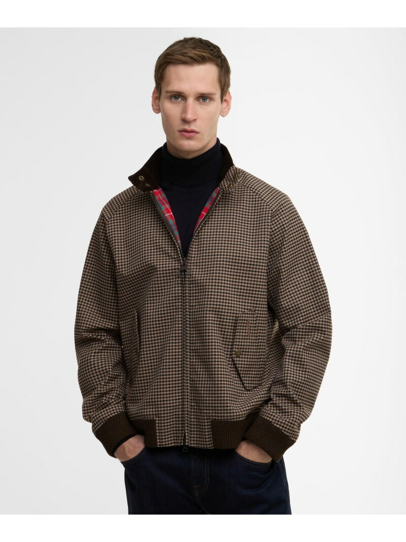 【予約商品について】 ※「先行予約販売中」「予約販売中」をご注文の際は予約商品についてをご確認ください。■重要なお知らせ※ 当店では、ギフト配送サービス及びラッピングサービスを行っておりません。ラッピング・ギフト配送について同時に複数の商品を注文された場合メーカー希望小売価格についてご利用ガイドBEAVER（ビーバー）Barbour×Baracuta/バブアー×バラクータ PORTON JACKETBarbour×Baracuta/バブアー×バラクータ　PORTON JACKET英国を代表する2つのブランド、バブアーと BARACUTA（バラクータ） がタッグを組んだコラボレーション。今シーズンはイギリス発祥の音楽カルチャー「ノーザン・ソウル」からインスピレーションを得て、音楽に着想を得たグラフィックがウェアにリズムと個性を吹き込み、アイコニックなアイテムに新たな表現を加えています。1938年から続くバラクータのアイコニックな G9ハリントンジャケット のシルエットをベースに、バブアーならではの防水性・防風性を兼ね備えた高機能デザインへと進化したブルゾン。表地には存在感のある千鳥格子柄を採用し、襟裏にはバブアーを象徴する太めの畝のコーデュロイ生地をプラス。裏地には、バブアーのクラシックタータンとBaracutaの鮮やかなフレイザータータンが共演する特別仕様のダブルブランドライニングをあしらっています。伝統と革新が融合したデザインは、英国ヘリテージの精神を今に伝える一着。クラシックでありながら都会的に着こなせる、シーズンを超えて愛用できるジャケットです。【Barbour/バブアー】英国上流階級のアウトドア・ライフスタイルを体現するブランドであるバブアーは、1894年、ジョン・バブアーによりイングランド北東部のサウスシールズで創業。北海の不順な天候の元で働く水夫や漁師、港湾労働者のために、オイルドクロスを提供したのが始まりでした。その革新的なオイルドクロス製の防水ジャケットは耐久性が高く、瞬く間にバブアーの名声を広めていきました。第一次、第二次世界大戦中には、防水服を英国軍に供給しており、その高い機能性は、第二次世界大戦時、ジョージ・フィリップ大尉により、潜水艦ウルスラの公式搭乗員服として採用されたという逸話が証明しています。【Baracuta/バラクータ】バラクータは歴史ある英国メンズウェアブランドのひとつ。1937年にマンチェスターに創業し、そのアイコン的存在であるG9、G4、G10、G12は、時代を超越したクラシックアイテムとなっている。中でもジョン・ミラー、アイザック・ミラー兄弟によってデザインされたG9は今もなお、メンズウェアの歴史において最も有名なアイコンのひとつである。その特徴的なフレイザータータンの裏地は、ロヴァット家のフレイザー卿がミラー家に与えたものである。1950年代にアメリカで爆発的に売れ、エルビス・プレスリー、ジェームス・ディーン、フランク・シナトラ、スティーブ・マックイーンといったセレブリティに愛用された。1964年、『ペイトン・プレイス』のロドニー・ハリントン役で着用したライアン・オニールの人気により、バラクータG9は「ハリントン」ジャケットとして広く知られるようになった。近年、このクラシックなブリティッシュスタイルのアイコンは、モッズ、パンクなど様々な英国ロッカーなど、サブ型番：781-5252236-050-20 QR7059【採寸】M：バスト112cm、着丈66cm、ゆき丈92cmL：バスト116cm、着丈68cm、ゆき丈94cmXL：バスト122cm、着丈69cm、ゆき丈95cm商品のサイズについて【商品詳細】-素材：-サイズ：M、L、XL※画面上と実物では多少色具合が異なって見える場合もございます。ご了承ください。商品のカラーについて