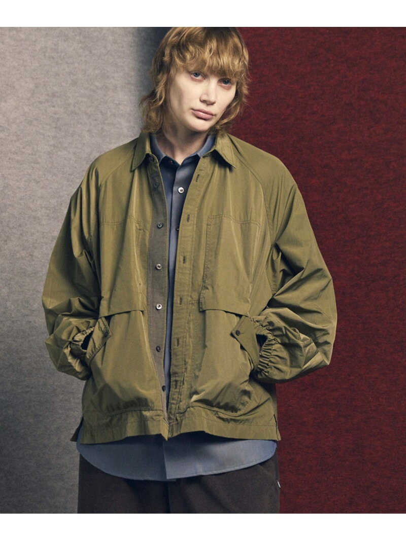 【予約商品について】 ※「先行予約販売中」「予約販売中」をご注文の際は予約商品についてをご確認ください。■重要なお知らせ※ 当店では、ギフト配送サービス及びラッピングサービスを行っておりません。ラッピング・ギフト配送について同時に複数の商品を注文された場合メーカー希望小売価格についてご利用ガイドMAISON SPECIAL（メゾンスペシャル）Prime-Over Raglan Sleeve Pocket Shirts Blousonーfeatureー■MATERIALシャリ味のあるナイロン素材にコットンのナチュラルな雰囲気もプラス。程良く光沢感もあり上品な印象。■SILHOUETTE：Prime-Over（プライムオーバー）MAISONSPECIALの代名詞ともいえるサイズ感。ラグランスリーブで動きやすさと快適な着用感、ブルゾンライクなルックスを表現。アイテムそのものの品の良さが、オーバーサイズでも野暮ったく感じさせない大人のオーバーサイズシルエットに仕上げております。■ミリタリーシャツをベースにラグランスリーブとシャーリングカフスを採用し、ブルゾンライクなシャツへ昇華。立体的なポケットディテールが特徴的。全体的にカジュアルな印象ですが、ディテールや要素の組み合わせにより、MAISONSPECIALらしくモードさを感じさせる1着に仕上げております。■MODELIST〈AnneValerieHash〉〈IsabelMarant〉などパリのコレクションブランドで経験を積んだパタンナーを起用。上質な素材の魅力を最大限に引き出しながらも、布と身体との間の空間を意識したシルエット作りで、美しさと着心地の良さを兼ね備えたウェアを提案する。型番：11252311215-33-400 QH3079【採寸】サイズ着丈肩幅身幅袖丈0665865561686067.558270627060商品のサイズについて【商品詳細】素材：ナイロン69%、コットン31%サイズ：0、1、2※画面上と実物では多少色具合が異なって見える場合もございます。ご了承ください。商品のカラーについて