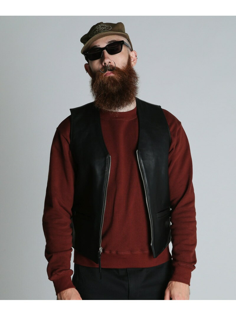 【予約商品について】 ※「先行予約販売中」「予約販売中」をご注文の際は予約商品についてをご確認ください。■重要なお知らせ※ 当店では、ギフト配送サービス及びラッピングサービスを行っておりません。ラッピング・ギフト配送について同時に複数の商品を注文された場合メーカー希望小売価格についてご利用ガイドSchott（ショット）193V LEATHER VEST/レザーベストカウハイド素材のシンプルなバイカーズベスト。インナーにはもちろんライダースやGジャンにレイヤードすることも可能で、ロンTやワークシャツの上から羽織る定番的な着こなしにも最適です。※こちらの商品はクーポン対象外となっております。【Schott/ショット】 ライダースジャケットの代名詞ともいえるSchottの歴史は、1913年、ニューヨークでアーヴィン・ショットジャックショットの兄弟によって始まった。当初はレインコートを作る工場だったが、1928年に世界で初めてフロントジッパーを採用したライダースジャケット「Perfecto」シリーズを発売。ボタン仕様しかなかった当時、画期的なジャケットとして話題となり、その後のライダース史に大きな影響を与えた。そして、Schottの名を世界に知らしめたのが50年代に発表された星型のスタッズをエポレットに配した伝説のモデル”ワンスター“だ。この新作こそが、映画『ザ・ワイルド・ワン（邦題「乱暴者」』で、マーロン・ブランドが纏ったと言われているモデルである。その後もラモーンズやセックスピストルズをはじめ、多くのロックミュージシャンに支持され、時代を超えた永遠の番として今なお多くの人々を魅了する。最近では定番モデルだけでなく、カジュアルラインも充実させるなど、常に時代に合わせて進化を遂げる革新性も忘れない。ライダースの歴史は永遠にSchottとともにある。型番：782-5951002-010-18 PD4088【採寸】S：バスト91cm、総丈54cmM：バスト97cm、総丈56cmL：バスト102cm、総丈58.5cmXL：バスト109cm、総丈62cm商品のサイズについて【商品詳細】アメリカ製素材：(表側)牛革(裏地)ポリエステル100%サイズ：S、M、L、XL家庭での洗濯不可、ドライクリーニング不可※画面上と実物では多少色具合が異なって見える場合もございます。ご了承ください。商品のカラーについて