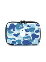 A BATHING APE（ア ベイシング エイプ）ABC CAMO MOBILE STORAGE POUCHABC CAMO柄の11号帆布素材を使用したモバイルストレージポーチ。正面にAPE HEADモチーフ・ブランドロゴをプリントしたデザイン。ケース内側両面にメッシュポケットを配置。型番：1K30190008-BLU-00F KJ6166【採寸】サイズ縦横マチF11.8cm18.5cm5.0cm商品のサイズについて【商品詳細】中国素材：表地:コットン100%中層:EVA裏地:ポリエステル100%サイズ：F※画面上と実物では多少色具合が異なって見える場合もございます。ご了承ください。商品のカラーについて 【予約商品について】 ※「先行予約販売中」「予約販売中」をご注文の際は予約商品についてをご確認ください。■重要なお知らせ※ 当店では、ギフト配送サービス及びラッピングサービスを行っておりません。ご注文者様とお届け先が違う場合でも、タグ（値札）付「納品書 兼 返品連絡票」同梱の状態でお送り致しますのでご了承ください。 ラッピング・ギフト配送について※ 2点以上ご購入の場合、全ての商品が揃い次第一括でのお届けとなります。お届け予定日の異なる商品をお買い上げの場合はご注意下さい。お急ぎの商品がございましたら分けてご購入いただきますようお願い致します。発送について ※ 買い物カートに入れるだけでは在庫確保されませんのでお早めに購入手続きをしてください。当店では在庫を複数サイトで共有しているため、同時にご注文があった場合、売切れとなってしまう事がございます。お手数ですが、ご注文後に当店からお送りする「ご注文内容の確認メール」をご確認ください。ご注文の確定について ※ Rakuten Fashionの商品ページに記載しているメーカー希望小売価格は、楽天市場「商品価格ナビ」に登録されている価格に準じています。 商品の価格についてA BATHING APEA BATHING APEのポーチ財布・ポーチ・ケースご注文・お届けについて発送ガイドラッピンググッズ3,980円以上送料無料ご利用ガイド