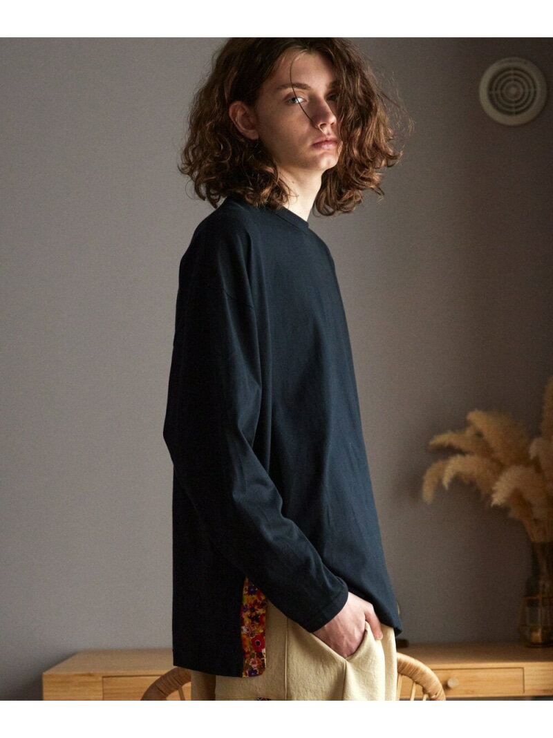 【予約商品について】 ※「先行予約販売中」「予約販売中」をご注文の際は予約商品についてをご確認ください。■重要なお知らせ※ 当店では、ギフト配送サービス及びラッピングサービスを行っておりません。ラッピング・ギフト配送について同時に複数の商品を注文された場合メーカー希望小売価格についてご利用ガイドrehacer（レアセル）rehacer:Flower Slite Wide CS【 生地 】ニットの一大産地として著名な和歌山県にて製作を依頼した20/の天竺生地です。メゾンブランドと同じ生地でソーピングから染め加工まで一貫して和歌山県内で行い、風合いのある高品質な素材に仕上げています。--------------------------------------------------裏地：なし透け感：ホワイトのみややあり生地の伸び：ナチュラルストレッチのみ光沢感：なしケア方法：洗濯機洗い可--------------------------------------------------【 デザイン・シルエット 】サイドのコンシールジップの前立て部分にオリジナルの花柄生地を使用したカットソーです。程よいアクセントとして着回しやすいアイテムです。シルエットは肩線を落とし、トレンドのオーバーサイズを取り入れたユニセックス対応のボックスシルエットになってます。少し長めの袖丈で落ち感のある雰囲気を演出しています。モデル身長：179cm 着用サイズ:Black/Medium White/Large型番：01220400040-009-02 JT8462【採寸】サイズバストウエストヒップ裄丈着丈Small119.0cm118.0cm120.0cm86.0cm70.0cmMedium127.0cm123.0cm121.0cm86.0cm70.5cmLarge130.0cm128.0cm127.0cm89.5cm74.0cmXLarge139.0cm136.0cm131.0cm90.0cm75.0cm商品のサイズについて【商品詳細】日本素材：コットン100%サイズ：Small、Medium、Large、XLarge手洗い可※画面上と実物では多少色具合が異なって見える場合もございます。ご了承ください。商品のカラーについてこの商品はセール商品のため返品・交換対象外です詳細はこちら &gt;&gt;