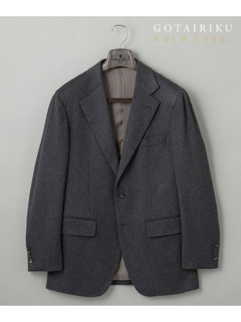【予約商品について】 ※「先行予約販売中」「予約販売中」をご注文の際は予約商品についてをご確認ください。■重要なお知らせ※ 当店では、ギフト配送サービス及びラッピングサービスを行っておりません。ラッピング・ギフト配送について同時に複数の商品を注文された場合メーカー希望小売価格について置き配についてご利用ガイドgotairiku（ゴタイリク）GOLD LABEL/WEB&一部店舗限定【COLOMBO】ピュアカシミヤ ジャケット(25年モデル)気品を、纏う”COLOMBO”ピュアカシミヤ ジャケット素材の力を最大限に引き出した、静かなる贅沢の提案。シンプルな装いも格調高く仕上げる、一目でわかるラグジュアリー感はそのままに、仕立てをより軽くアップデートしました。WEB&一部店舗限定のラグジュアリーライン[GOLD LABEL]のアイテムです。■アップデートポイント見た目のエレガンスさは損なわず、より、軽く快適な着用感に。24年モデルでは入っていた肩パットをなくし、表地と裏地の間にある内蔵物を薄く修正。見た目は全く変わりませんが、着用時により動きやすく軽やかな着用感が愉しめます。■素材特徴カシミヤ素材において世界最大の生産量を誇るLUIGI COLOMBO社の素材になります。カシミヤ原毛を厳選・買い付けし、天然アザミの実を敷き詰めた伝統的な起毛機で時間を掛けて丁寧にフィニッシュを施しております。光沢は勿論ですが、その独特なウェーブ感と最高級な手触りをお楽しみください。■機能性ナチュラルストレッチ■生地メーカー説明ルイージ・コロンボ社はイタリアのスイス国境近くのボルゴセージアで創業したファブリックメーカー。カシミヤをメインとした高級獣毛繊維を使用した素材を得意としており、そのクオリティは世界最高レベルと称されている名門になります。■仕様特徴本水牛釦：天然の水牛の角から作られる繊細な模様の釦で一つひとつの柄が違います。裏地：総裏仕様(オリジナルカラーのキュプラ胴裏に袖裏も滑り性を重視したキュプラ裏地を採用しております)衿芯：着心地を左右する衿周りにはアイリッシュリネン(英 W・クラーク)の形態安定性を利用して立体感を出した。芯地：表地の風合いを損ねないように柔らかい芯材を使った仕様■シルエット程よいウエストシェイプで柔らかい肩回り■コーディネート/関連アイテムネクタイ合わせのジャケスラからニット合わせのオフィスカジュアルまで上品なコーディネートがおススメです。■関連商品*COLOMBO カシミヤジャケット_2024年モデル(BRGOCW0560)*COLOMBO カシミヤジャケット_2025年モデル(BRGOGW0561)※画像はサンプルを使用しているため、実際にお届けする商品と商品と色味、仕様、加工、サイズ、素材等が異なる場合がございます。&nbsp;※照明やパソコンなどの環境により、若干製品と画像のカラーが異なる場合もございます。予めご了承くださいませ。型番：BRGOGW0561-a-17 QT1483【採寸】サイズ着丈身幅肩幅そで丈袖(二の腕)幅背抜きor総裏or裏無し34(A4)69.549.646.057.717.8総裏36(A5)71.351.447.559.2 18.2総裏38(A6)74.052.948.060.618.4総裏L34(AB4)70.653.548.357.819.1総裏L36(AB5)72.954.349.559.519.3総裏L38(AB6)75.055.550.561.319.7総裏商品のサイズについて【商品詳細】中国素材：ブラック系/グレー系/ダークグリーン系/ベージュ系/ネイビー系:[表地]カシミヤ:100%[胴裏]キュプラ[袖裏]キュプラサイズ：34(A4)[34]、36(A5)[36]、38(A6)[38]、L34(AB4)[L34]、L36(AB5)[L36]、L38(AB6)[L38]【本体のみ】洗濯不可 漂白不可 タンブル乾燥不可 アイロンは160℃まで 弱いドライクリーニング（石油系）可 ウェットクリーニング不可※画面上と実物では多少色具合が異なって見える場合もございます。ご了承ください。商品のカラーについて