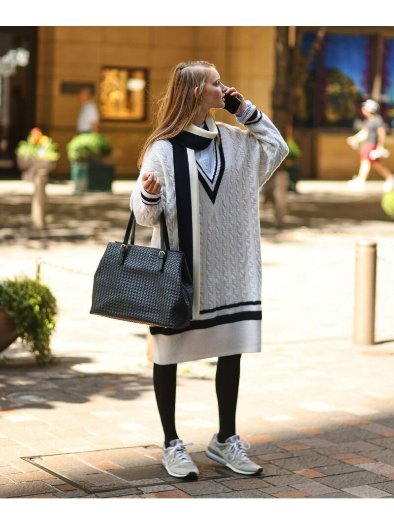 【予約商品について】 ※「先行予約販売中」「予約販売中」をご注文の際は予約商品についてをご確認ください。■重要なお知らせ※ 当店では、ギフト配送サービス及びラッピングサービスを行っておりません。ラッピング・ギフト配送について同時に複数の商品を注文された場合メーカー希望小売価格についてご利用ガイドJ.PRESS（ジェイプレス）【J.PRESS ORIGINALS × CLUEL】チルデンニットワンピース《J.プレスオリジナルス》と《クルーエル》の初コラボレーションでお届けする、 特別なカプセルコレクション！「GOOD GIRL」をキーワードに、うちに秘めたプレッピー好きの心がザワつく、クラシック&モダンなラインナップ。チルデンセーターでドレスアップー&nbsp;深めのVネックが顔まわりをすっきりと見せ、女性らしい抜け感を。■素材SUPER CRIMP FINE LAMBSWOOL（18.5マイクロン）の極細ラムズウールを使用。 繊維のクリンプ（縮れ）が多く、中空構造を保つ特殊撚糸により、非常に軽くあたたかな風合いを実現しました。 ふっくらとした膨らみと柔らかな肌触りが魅力。■シルエット / サイズ全体的にゆとりを持たせたバギーシルエット。身体のラインを拾わず、リラックス感がありながらも上品な落ち感を表現します。程よい丈感で、タイツやブーツ、パンプスなど幅広いスタイリングに対応します。■仕様衿・袖口・裾に配した配色ラインが、チルデンセーターらしいトラッドな表情を演出。身頃はケーブル編みで立体感を持たせ、柔らかな素材の中にメリハリをプラスしました。深めのVネックが女性らしい抜け感を生み、レイヤード次第で印象を自在に変えられます。■コーディネート/関連アイテム秋冬はタートルネックやシャツをレイヤードしてクラシカルに。一枚でさらりと着れば、ブーツ合わせで抜け感のある上品カジュアルに仕上がります。ジャケットやチェスターコートを羽織れば、知的でトラッドなムードを演出。アクセサリーやスカーフを添えて、シーンに合わせた着こなしを楽しめる万能ワンピースです。※モデル・平置き画像の商品はサンプルです。実際の商品と色味、仕様、加工、サイズ、素材等が若干異なる場合がございます。色味・ディテールに関しては、ハンガー(吊り)画像、ご確認ください。※照明の関係により、実際よりもやや明るく見える場合がございます。またパソコンなどの環境により、若干製品と画像のカラーが異なる場合もございます。予めご了承くださいませ。型番：KROALS0701-5-a QR6622【採寸】サイズ着丈身幅ゆきF93.662.178.6商品のサイズについて【商品詳細】中国素材：ホワイト系/ネイビー系:毛:79%,ナイロン:21%サイズ：F[F]【本体のみ】洗濯不可 漂白不可 タンブル乾燥不可 アイロンは160℃まで 弱いドライクリーニング可 ウェットクリーニング不可※画面上と実物では多少色具合が異なって見える場合もございます。ご了承ください。商品のカラーについて