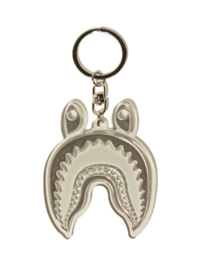 A BATHING APE（ア ベイシング エイプ）SHARK REFLECTIVE KEYCHAIN Mリフレクター仕様のPVC素材を使用したシャークモチーフのキーチェーン。頭部にチェーン・Oリングの付属するデザイン。6色1サイズ展開。型番：1J70182049-BLK-00F JW1701【採寸】サイズ縦横厚みF7.4cm6cm0.4cm商品のサイズについて【商品詳細】素材：ATBC-PVC(非フタル酸系塩化ビニル樹脂)サイズ：F※画面上と実物では多少色具合が異なって見える場合もございます。ご了承ください。商品のカラーについて 【予約商品について】 ※「先行予約販売中」「予約販売中」をご注文の際は予約商品についてをご確認ください。■重要なお知らせ※ 当店では、ギフト配送サービス及びラッピングサービスを行っておりません。ご注文者様とお届け先が違う場合でも、タグ（値札）付「納品書 兼 返品連絡票」同梱の状態でお送り致しますのでご了承ください。 ラッピング・ギフト配送について※ 2点以上ご購入の場合、全ての商品が揃い次第一括でのお届けとなります。お届け予定日の異なる商品をお買い上げの場合はご注意下さい。お急ぎの商品がございましたら分けてご購入いただきますようお願い致します。発送について ※ 買い物カートに入れるだけでは在庫確保されませんのでお早めに購入手続きをしてください。当店では在庫を複数サイトで共有しているため、同時にご注文があった場合、売切れとなってしまう事がございます。お手数ですが、ご注文後に当店からお送りする「ご注文内容の確認メール」をご確認ください。ご注文の確定について ※ Rakuten Fashionの商品ページに記載しているメーカー希望小売価格は、楽天市場「商品価格ナビ」に登録されている価格に準じています。 商品の価格についてA BATHING APEA BATHING APEのチャーム・キーチェーンファッション雑貨ご注文・お届けについて発送ガイドラッピンググッズ3,980円以上送料無料ご利用ガイド