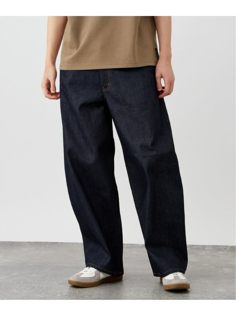 【予約商品について】 ※「先行予約販売中」「予約販売中」をご注文の際は予約商品についてをご確認ください。■重要なお知らせ※ 当店では、ギフト配送サービス及びラッピングサービスを行っておりません。ラッピング・ギフト配送について同時に複数の商品を注文された場合メーカー希望小売価格についてご利用ガイドB.C STOCK（ベーセーストック）10oz CONVEX 5ポケット ワイドデニムパンツ■デザイン特徴的な凸型シルエット[CONVEX]を採用。裾にダーツを取り、脇線をカーブさせる事で独特なシルエットを実現。膝部分が前に出ていて、横立ち姿が秀逸です。デザインはオーセンティックな5PKTパンツなので、普段使いに取り入れ易いデニムです。■素材10オンスのデニムを採用。春夏でも履きやすい軽さのデニム素材。大人の方にも履いていただけるよう濃色でご用意。《画像についてのご注意》※照明の関係により、実際よりも色味が違って見える場合があります。またパソコン・スマートフォンなどの環境により、若干製品と画像のカラーが異なる場合もございます。※商品の色味は、商品アップ画像をご参照ください。【商品のお気に入り登録について】「カートに入れる」右側のハートマークを押していただくと、残り1点、セールなどの通知を受け取ることが出来ます。【再入荷お知らせについて】「カートに入れる」から「再入荷お知らせ」を押していただくと完売した商品が再入荷した際に、通知を受け取ることが出来ます。モデルサイズ:身長:180cm着用サイズ:31型番：25030723611010-040-029 PC9777【採寸】サイズウエストヒップ股上股下もも周りすそ幅パンツ丈297110623.566.56624.59131781102469.56924.595.533821142472.57025.598.5商品のサイズについて【商品詳細】中国素材：本体:綿100% パッチ:合成皮革サイズ：29、31、33本体:洗濯機洗い（弱）※画面上と実物では多少色具合が異なって見える場合もございます。ご了承ください。商品のカラーについてこの商品はセール商品のため返品・交換対象外です詳細はこちら &gt;&gt;