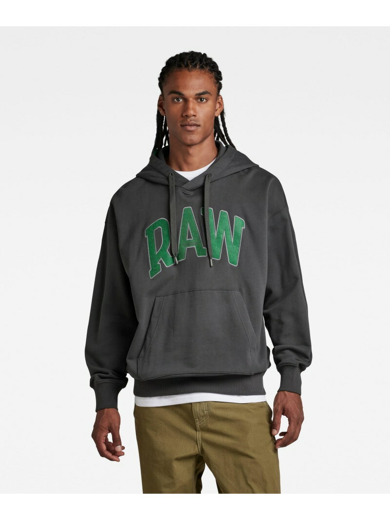 G-Star RAW（ジースターロゥ）【公式ショップ】RAW UNIVERSITY OVERSIZED HOODIE/オーバーサイズロゴパーカーカーブさせたグラフィックロゴが印象的なスウェットパーカー。フードの内側もロゴと同色に切り替えており、チラリと覗いてお洒落。トレンドのリラックスパンツやワイドパンツと合わせた、ルーズ感あるスタイリングがお勧めです。モデル身長：183cm 着用サイズ:L型番：D22759B7825812-332-S JZ8870【採寸】サイズバストウエストヒップ肩幅袖丈着丈S132.0cm128.0cm108.0cm67.0cm57.0cm70.0cmM136.0cm132.0cm118.0cm68.0cm58.0cm72.0cmL142.0cm138.0cm128.0cm69.0cm59.0cm74.0cm商品のサイズについて【商品詳細】バングラデシュ素材：綿（オーガニック）100%リブ部分:綿（オーガニック）97%ポリウレタン3%サイズ：S、M、L洗濯機洗い可※画面上と実物では多少色具合が異なって見える場合もございます。ご了承ください。商品のカラーについて 【予約商品について】 ※「先行予約販売中」「予約販売中」をご注文の際は予約商品についてをご確認ください。■重要なお知らせ※ 当店では、ギフト配送サービス及びラッピングサービスを行っておりません。ご注文者様とお届け先が違う場合でも、タグ（値札）付「納品書 兼 返品連絡票」同梱の状態でお送り致しますのでご了承ください。 ラッピング・ギフト配送について※ 2点以上ご購入の場合、全ての商品が揃い次第一括でのお届けとなります。お届け予定日の異なる商品をお買い上げの場合はご注意下さい。お急ぎの商品がございましたら分けてご購入いただきますようお願い致します。発送について ※ 買い物カートに入れるだけでは在庫確保されませんのでお早めに購入手続きをしてください。当店では在庫を複数サイトで共有しているため、同時にご注文があった場合、売切れとなってしまう事がございます。お手数ですが、ご注文後に当店からお送りする「ご注文内容の確認メール」をご確認ください。ご注文の確定について ※ Rakuten Fashionの商品ページに記載しているメーカー希望小売価格は、楽天市場「商品価格ナビ」に登録されている価格に準じています。 商品の価格についてG-Star RAWG-Star RAWのパーカー・フーディートップスご注文・お届けについて発送ガイドラッピンググッズ3,980円以上送料無料ご利用ガイドこの商品はセール商品のため返品・交換対象外です詳細はこちら &gt;&gt;