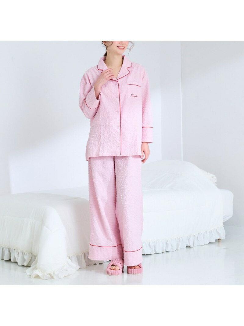 【予約商品について】 ※「先行予約販売中」「予約販売中」をご注文の際は予約商品についてをご確認ください。■重要なお知らせ※ 当店では、ギフト配送サービス及びラッピングサービスを行っておりません。ラッピング・ギフト配送について同時に複数の商品を注文された場合メーカー希望小売価格についてご利用ガイドFrancfranc（フランフラン）ロゴ刺繍 チェックジャガードパジャマ ピンクロゴ刺繍入りのナチュラルなパジャマです。ぽこぽことした表情豊かな素材がトレンド感たっぷり。肌へ触れる面が他の素材と比べて小さいため、蒸し暑い季節もさらりと快適に過ごせます。【注意事項】■洗濯:可■ドライ:不可■乾燥機:不可■アイロン:不可■撥水加工:無■抗菌加工:無■お洗濯の際は裏返して単独でお洗いください。■素材の特性上、水洗いにより多少縮みます。■洗濯ネットに入れて手洗いにてお洗濯してください。■直射日光やライトに長時間照らされると変色及び生地の劣化に繋がりますのでご注意ください。■濃色製品は摩擦や水洗いにより色移りする恐れがあります。■特に濡れた状態での摩擦にご注意ください。■つけ置き洗いはお避けください。■当素材はデリケートな素材を使用しております。■過度な力を加えたりしますと生地の裂け、目寄れ、縫い目の開きが発生する場合がありますのでご注意ください。■生地の裂け等を誘発する恐れがありますので柔軟剤の使用はお避けください。■タンブル乾燥はお避けください。■アイロン掛けはお避けください。■パンツは、転倒の恐れがありますので裾の引っ掛かりにご注意ください。■原産国:中国型番：1106040047384-PK-F NP7978【採寸】W260×D20×H360mmトップス:着丈約700mm、身幅約600mm、バスト約790~940mmパンツ:ウエスト約640ー770mm、着丈約1000mm、股下約720mm商品のサイズについて【商品詳細】中国素材：ポリエステル（刺繍糸:ポリエステル、パイピング:ポリエステル・コットン）サイズ：フリー※画面上と実物では多少色具合が異なって見える場合もございます。ご了承ください。商品のカラーについてこの商品は先行予約商品のため返品・交換対象外です詳細はこちら &gt;&gt;