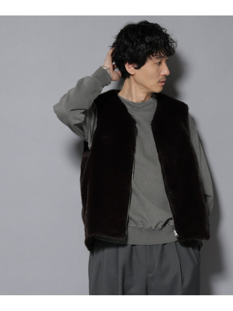 【予約商品について】 ※「先行予約販売中」「予約販売中」をご注文の際は予約商品についてをご確認ください。■重要なお知らせ※ 当店では、ギフト配送サービス及びラッピングサービスを行っておりません。ラッピング・ギフト配送について同時に複数の商品を注文された場合メーカー希望小売価格について置き配についてご利用ガイドNANO universe（ナノユニバース）「西川ダウン(R)」 FUSIONSYSTEMフェイクファーベスト西川ダウンを取り入れたライナーベスト【2025 AW】NANO universe（ナノ・ユニバース）◆4通りの着こなしを提案する「4WAY FUSION SYSTEM」◆西川ダウン(R)初のフェイクファーライナーベスト。大人気の西川ダウンを裏キルトに採用した、リバーシブルでも着用可能な1着。別売りのメタルギアシリーズをアウターシェルとして着用いただくことで4通りの着こなしを提案します。■デザイン・顔周りをスッキリ見せるVネック・着脱しやすいジップ仕様・リバーシブルで着用が可能■素材・トレンドのフェイクファー素材を使用・裏キルトに西川ダウンを採用・ご家庭での洗濯禁止■カラー展開・様々なアイテムと合わせやすいブラウンの1色展開■コーディネート・下記メタルギアシリーズのライナーとして着用するのがおすすめ◎6685211211　メタルギアボンディングFUSIONSYSTEMステンコート6685212228　メタルギアボンディングFUSIONSYSTEMカーコート■シリーズ・6685214201　「西川ダウン(R)」アークティックダウン・6685214202　「西川ダウン(R)」SOLOTEXダウン・6685214203　「西川ダウン(R)」SOLOTEXショートダウン・6685214204　「西川ダウン(R)」フェイクファーカラーサージロングダウン・6685214205　「西川ダウン(R)」ボアカラーサージショートダウン■サイズ感・スタンダードなサイズ感nishikawa DOWN(R)創業450周年を超える歴史ある寝具メーカー西川株式会社とnano・universeの毎シーズン大好評のコラボダウンウェア。■取扱方法ネットを使用してください。こちらの商品は水や雨に濡れたり、汗による湿気、乾燥状態での摩擦により、薄い色の衣服などに色移りする可能性がございます。予めご了承いただき、ご使用の際にはご注意くださいますようお願い致します。こちらの商品には天然羽毛を使用しております。線品の特性上、着用中の摩擦・もみ作用等により、素材表面や縫い目から吹き出すことがあります。この点をご了承の上、お買い求めください。※サンプルにて撮影、採寸を行う為、実際にお届けする商品と仕様やサイズが異なる場合がございます。予約時は生産の都合上、お届け予定時期が前後する場合もございますので、予めご了承下さい。※光の当たり具合や撮影環境により色味が異なる場合がございます。正しい色味はスタジオ画像の色味をご参照ください。◆お気に入り登録でアイテム情報をゲット◆ 気になるアイテムをお気に入り登録して、あなただけの欲しいものリストを作成！いち早く特典情報をゲットして、お買い物をよりお楽しみください。model: H178 B85 W70 H88 着用サイズ: LARGE型番：668-5214208-050-20 QT3978【採寸】M：着丈65cm、身幅56cm、肩幅42cmL：着丈67cm、身幅59cm、肩幅44cm商品のサイズについて【商品詳細】中国製素材：(表側)ポリエステル100%(裏側)ポリエステル100%(詰物)ダウン90%,フェザー10%サイズ：M、L家庭での洗濯不可、ドライクリーニング※画面上と実物では多少色具合が異なって見える場合もございます。ご了承ください。商品のカラーについて