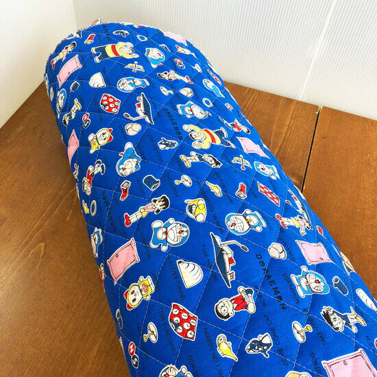 ●キルティングキャラクター生地/ドラえもんと仲間たちそしてひみつの道具柄の生地/ドラえもんと一緒に登場人物と秘密の道具がプリントされたキルト生地です/キルティング生地/入園入学/通園バッグ/レッスンバッグ/シューズバッグ/巾着袋/ドラえもん柄/N22のサムネイル