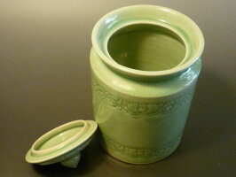 セラドン焼蓋付壺(唐草)
