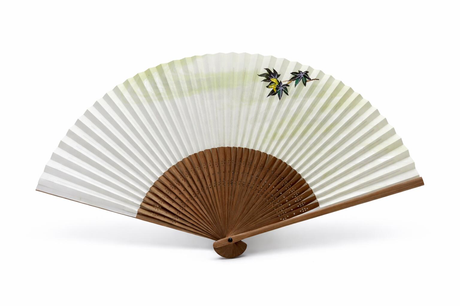 扇子の長さ：約22,5cm 扇骨：唐木、35本骨 素材：和紙、竹 外装：化粧箱入り 扇子袋付き 用途：ご自分ように 　　　プレゼントに 　　　記念品に