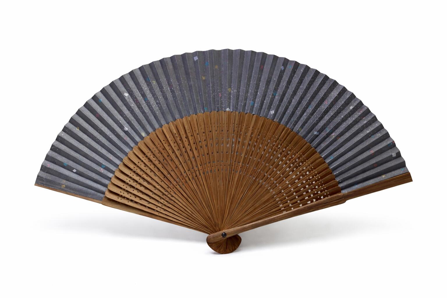扇子の長さ：約19.5cm 扇骨：唐木、45本骨 素材：和紙、竹 外装：化粧箱入り 用途：ご自分ように 　　　プレゼントに 　　　記念品に
