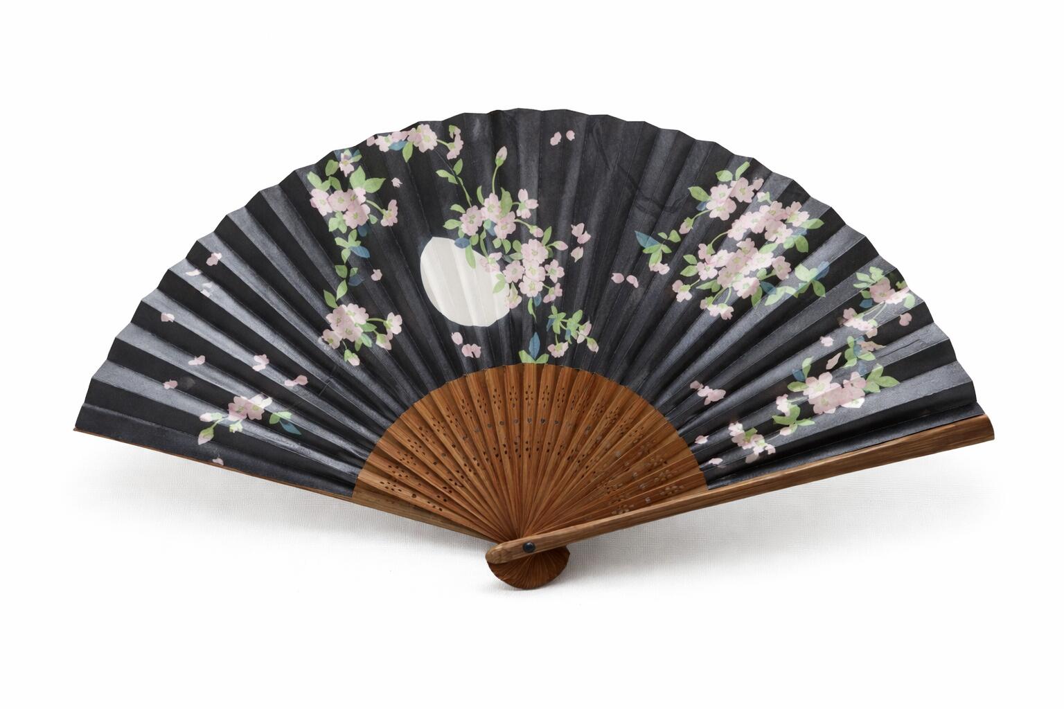 扇子の長さ：約19.5cm 扇骨：唐木、25本骨 素材：和紙、竹 外装：化粧箱入り 用途：ご自分ように 　　　プレゼントに 　　　記念品に