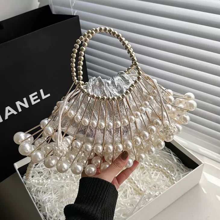 パール ビーズ ショルダー ハンドバッグ クラッチ 2way 扇型 パーティー 結婚式 二次会 レディース トレンド 人気 プチプラ 韓国ファッション【azkss24-207】【予約販売：15-20日入荷予定順次発送】【送料無料】60込
