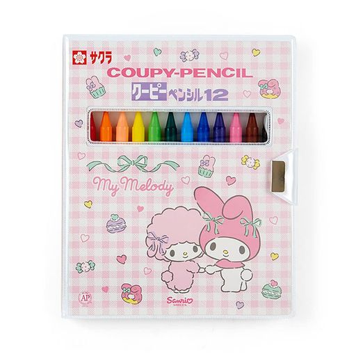 本体サイズ:約15x1.8x18cm。主な材料・原料:ケース:PP べたつかず手を汚しません。落としても簡単には折れません。発色がきれいです。軽くて使いやすいケース入り。株式会社サクラクレパス製。名前スペース付き。字消し、シャープナー付き。 12色セット(あか、だいだいいろ、うすだいだい、きいろ、きみどり、みどり、みずいろ、あお、むらさき、ももいろ、ちゃいろ、くろ)。 (C)1976,2023 SANRIO CO.,LTD.(P)