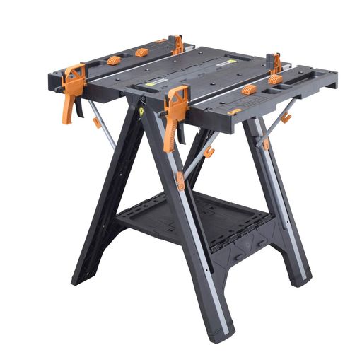 【一台二役&amp;効率的なクイッククランプ】独創的なF型クイッククランプにより、クランプ幅を自由に調整でき、様々な形状の素材をしっかりと固定します。作業台、ソーホースとしても使えます。耐荷重は作業台として135kg、ソーホースとして450kgまで。 【広い作業面】テーブルサイズ:787x635mm。広い作業面により、多くの素材や工具を置くことができます。プロの作業や、DIY、日曜大工、アウトドアなどに適しています。 【折りたたみ式】上に持ち上げるように簡単に組み立て、下に引くように素早く折りたたむことができます。移動、収納もスムーズ。 【コンパクト&amp;持ち運び便利】収納サイズ:635x127x889mm。省ペースで保管でき場所を取りません。車のトランクや家具の隙間、物置などに簡単に収納できます。 【人間中心設計】テーブル面には収納トレイが設けられており、クランプやビットなどの細かな工具の収納にぴったりです。電源タッブを結束バンドで固定するためのスロットもあります。作業台の下にも、工具の収納スペースがあります。そして、テーブル面には目盛も付いているため、簡易的な長さの確認に便利です。