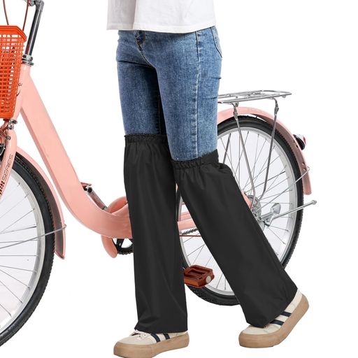 【A ミドルサイズ】A モデルは縦 54cm・横 24cm、ひざ回り 35~48cm に対応。身長 145cm~165cm、体重 55kg 以内の方に最適です。 【B ロングサイズ】B モデルはゆったりとしたロング設計。縦 64cm、ひざ回り 28~56cm で、身長 150cm~180cm の方までしっかりカバーします。1 つでご家族全員での共有も可能な、コストパフォーマンス抜群のモデルです。足元はマジックテープ(面ファスナー)でサイズ調整が自在。散歩や自転車通勤の際もズレにくく、快適な履き心地を実現します。 【快適な着用感で長時間使用もストレスフリー】幅広の高弾力性ゴムバンドを使用し、着用時に過度の締め付け感がありません。自然に足にフィットし、長時間着用しても疲れを感じず、心地よく過ごせます。 【靴を脱がずに簡単着脱でストレスフリー】靴を履いたままサッと装着可能!片足ずつ通すだけで大丈夫です。レインスーツのような面倒な手間は一切ありません。太ももまでしっかりカバーし、滑り止めゴムがしっかり固定するので、自転車に乗ってもズレにくく快適です。濡れたままサッとたためて、干すのも簡単。