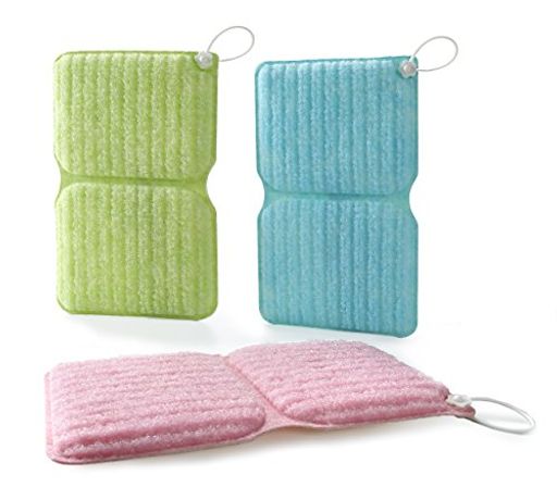 特殊繊維を使用した、水だけで汚れが落とせるバスクリーナー。 【形が変わる】中央に折り目が付いているので、ホースや桶などの挟み洗い、伸ばしたまま、折り曲げて厚みのあるスポンジにするなど、いろんな使い方ができます。 【洗剤不要】洗剤を使用せず汚れが落とせるので、手荒れ、節水対策、お子様のお手伝い、ながら掃除(お風呂に入りながら)ができます。使用する場合でも少量で汚れが落とせます。 【吊りひも付き】保管や水切りに便利です。紐は、取り外し可能。 【使用方法】表面の凹凸面を使って汚れを落としてください。傷のつきやすい所にはスポンジ面をご使用ください。 【サイズ】20x12cm、厚み13mm、【重量】13gx3個、【日本製】 【材質】表面/ポリエステル、裏面/ウレタンフォーム、吊りひも/EVA樹脂、耐熱温度/80度 【注意】コンクリート、モルタルには使用できません。目地のすきまに入り込んだカビや汚れは落とせません。