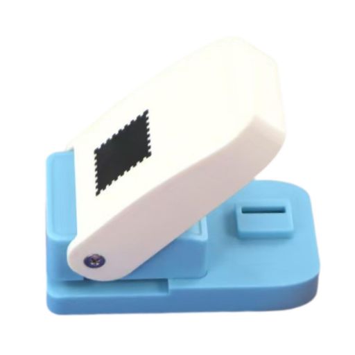 ⭐【多用途】 穴あけパンチはワンタッチで簡単操作、DIY愛好家に最適で、カード作り、スクラップブッキング、アートプロジェクト、学校の課題、オフィスの整理に最適です。アート活動など、教育プログラムや親子手作りにも最適。コンパクトなサイズでどこにでも持ち運びに便利です。 ⭐【使いやすい】クラフトパンチは人間工学に基づいたハンドルと滑らかなボタンにより快適な操作がされます。押し手の位置や角度が使いやすいよう正確に配置されており、力を入れにくい人でも手で簡単に穴を開けられ、長時間クラフト作業をしても手に疲れを感じにくく、快適な使用体験を提供します。 ⭐【耐久性のある素材】このコンパクトなパンチはPPと亜鉛合金製で、長期間の能を発揮します。製品サイズは8cmx5cmx3.5cm/3.15インチx1.97インチx1.38インチです。抜型サイズ:約25.4mmx21.1mm。 ⭐【幅広い互換】ペーパーパンチは80〜500gのカラーカード用紙、2mmのEVAフォームシート、牛乳パックのパッケージ、1mmの段ボール/木材/段ボール、0.5mmのPP / PVCシートなど、さまざまな素材を簡単に打ち抜くことができます。