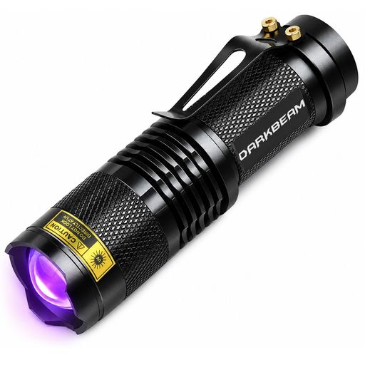 【395nmブラックライト懐中電灯(ペット尿検知用)】-- 5Wの超高輝度LEDランプビーズは、昼間でも予期しない汚れをはっきりと表示します。波長395nmのUVライト/ブラックライトは、乾燥したペットの尿のシミをより簡単に検出することができ、紫外線懐中電灯はまた、アンティーク鑑定、樹脂硬化、UV塗料が光る、修理に隠された亀裂を見つけるのに役立ちます。 【多機能・電池式】-- アウトドアだけでなく、家庭での犬、猫、汚れの発見にも活躍。家事の右腕(犬、猫の汚れ)、蛍光剤/琥珀/鉱石/ウランガラスなどを検出することができます。IPX4防水等級と信頼性の高いアルミボディは、トーチがどんな天候や条件にも適していることを保証します。電源は単三電池1本(付属)。 【フォーカス調整可能な高品質設計】-- ズームイン/ズームアウトで適切な光範囲を調整できます。ビームを拡大し、疑わしい領域を囲み、絞り込んでペットの尿の場所を確認します。 1つの照明モードだけで操作が簡単: クリックするだけで紫外線ライトが点灯し、もう一度クリックすると消灯します。本体は高品質のアルミ合金製で、信頼性が高く、落下の心配がありません。