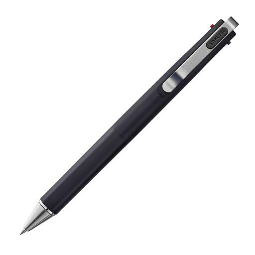 【仕様】スタイリッシュな3色ボールペン「ボールサインiD 3C」/0.4mm/ブラックボディ 【インク色】Aパターン(ピュアブラック,ブルー,レッド)。ビジネスで使いやすいスタンダードな3色。 【特徴1】金属製のクリップ・ペン先、ミニマルなスライダー、丸みのある六角ボディなど、上質感あふれるデザイン。 【特徴2】なめらかな書き心地で疲れにくい水性顔料ゲルインキを使用。細かい文字もはっきり鮮やかに書ける。 【一本あたりサイズ/重さ/材質】14.7xφ1.2cm/13g/軸:ABS、クリップ:ステンレス、スライダー:ABS・エラストマー、先栓:真鍮